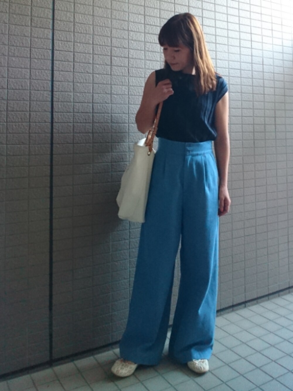 「休日スタイル、パンツスタイル、リブT、フレンチスリーブ、デニムパンツ、ワイドパンツ、ハイウエスト、トートバッグ、バレエシューズ、レースシューズ」｜「SLOBE IENAのリブフレンチスリーブプルオーバー◆（ニット/セーター、ブルー系）」を使った、akaneさん（レディース・165cm）の春コーディネートの1枚目の写真
