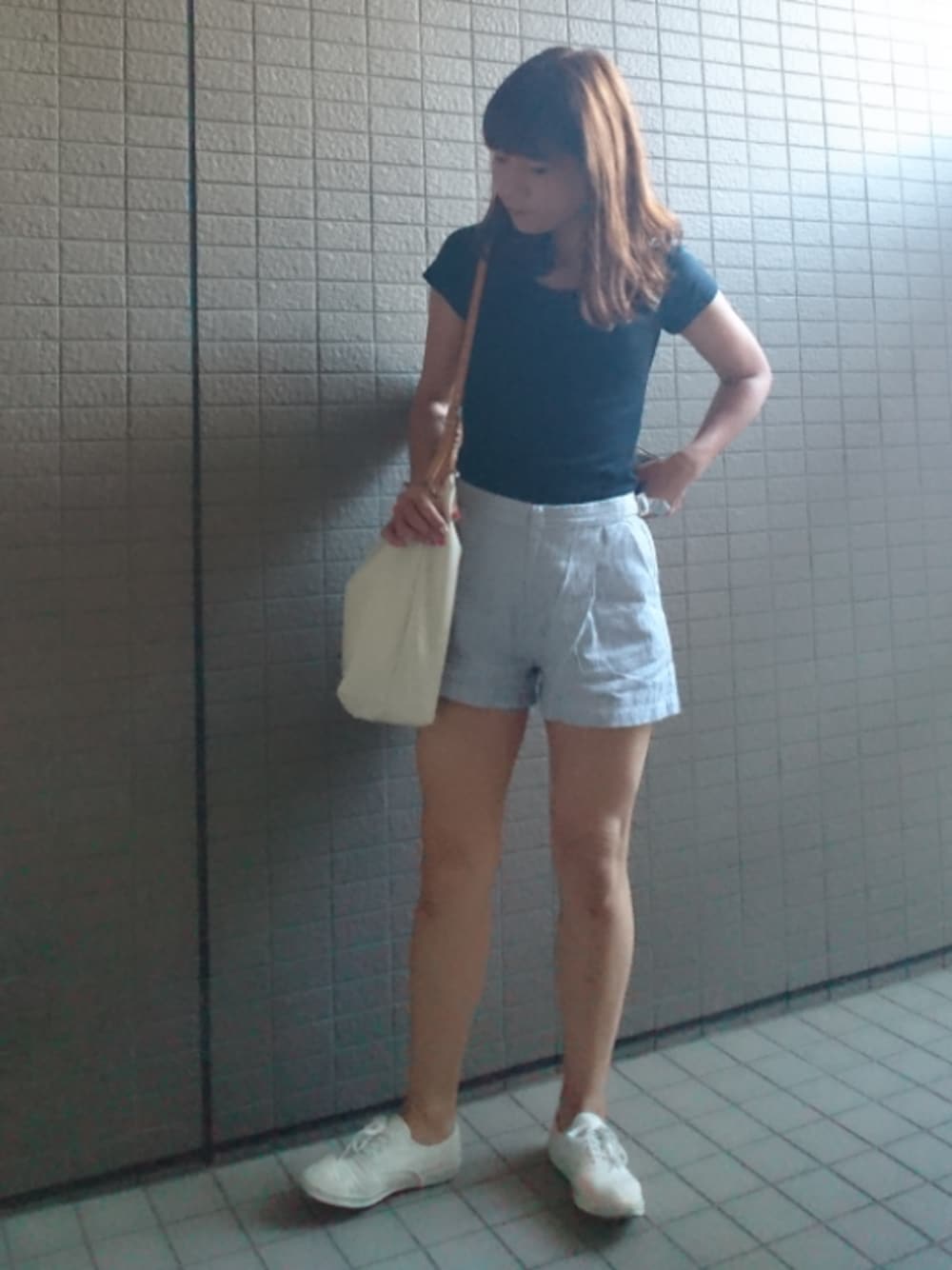 「カジュアルコーデ、ラクチンコーデ、シンプルコーデ、パンツスタイル、Tシャツ、ショートパンツ、ヒッコリー、トートバッグ、スニーカー、keds」｜「SHIPSの《予約》UネックTEE◆（Tシャツ/カットソー、ブラック系）」を使った、akaneさん（レディース・165cm）の夏コーディネートの1枚目の写真