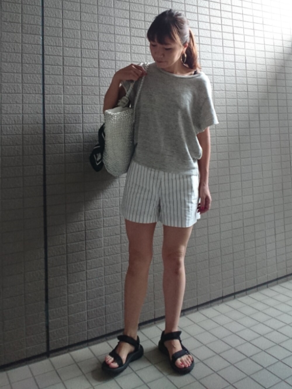 「シンプルコーデ、オトナカジュアル、スエット、ショートパンツ、ストライプ、メッシュバッグ、ショルダーバッグ、シルバー、teva、スポーツサンダル」｜「AMERICAN RAG CIEのL裏毛ﾌﾚｱｰ袖PO/208-ABO-L141-CT134（スウェット、グレー系）」を使った、akaneさん（レディース・165cm）の夏コーディネートの1枚目の写真