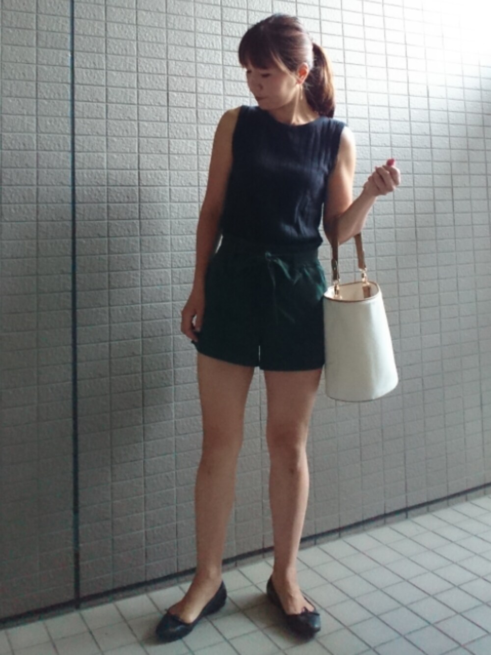 ブラック系のTシャツ/カットソー、ベージュ系のショルダーバッグ、ブラック系のバレエシューズを着用したレディースの夏コーディネートの1枚目の写真