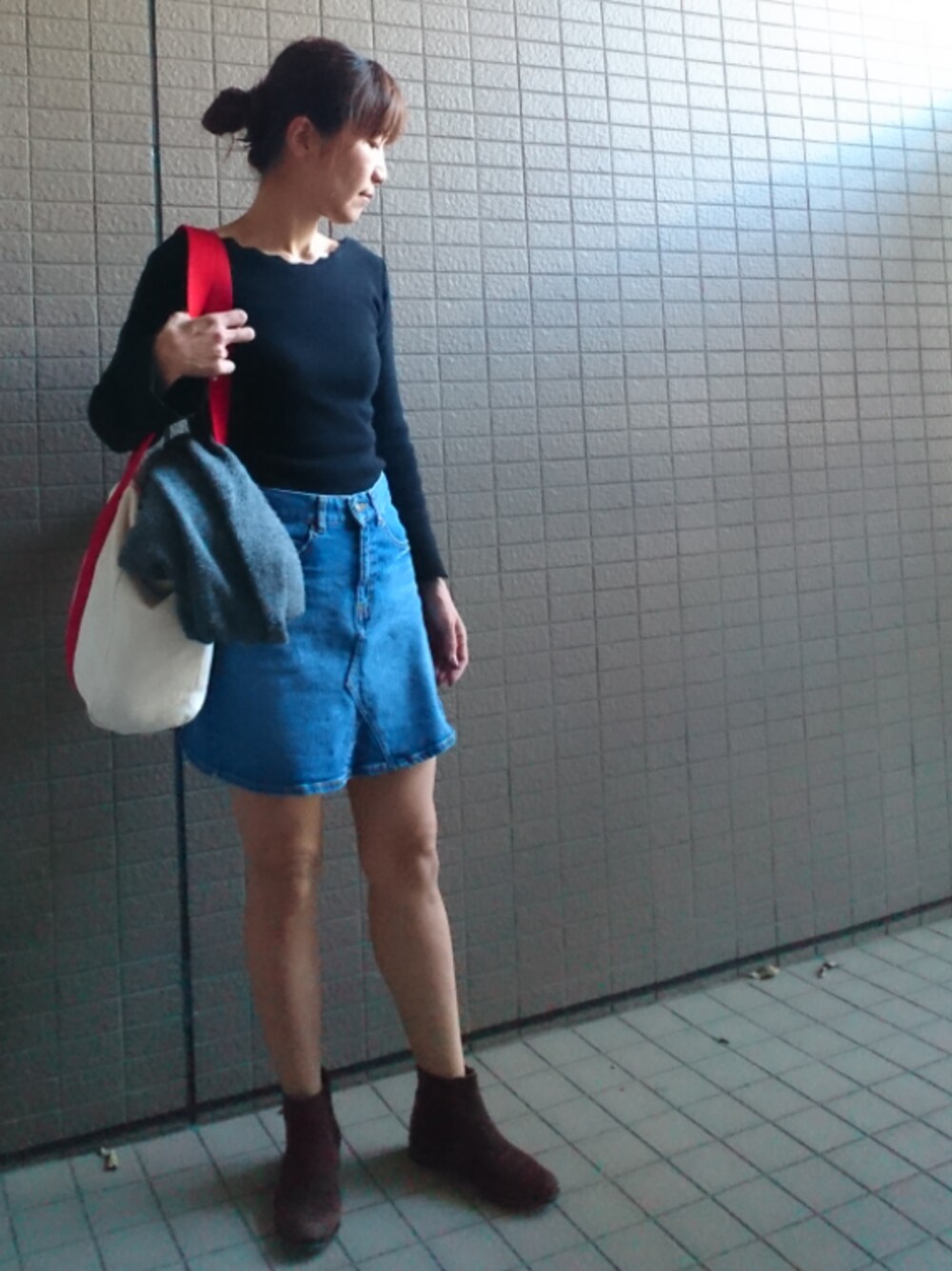 「シンプルコーデ、リブニット、スカラップ、デニムスカート、ミニスカート、ZARA、トートバッグ、agnes b.、ショートブーツ、サイドゴアブーツ」｜「SLOBE IENAのMARION TOUFET スエードサイドゴアブーツ◆（ブーツ、ブラウン系）」を使った、akaneさん（レディース・165cm）の秋コーディネートの1枚目の写真