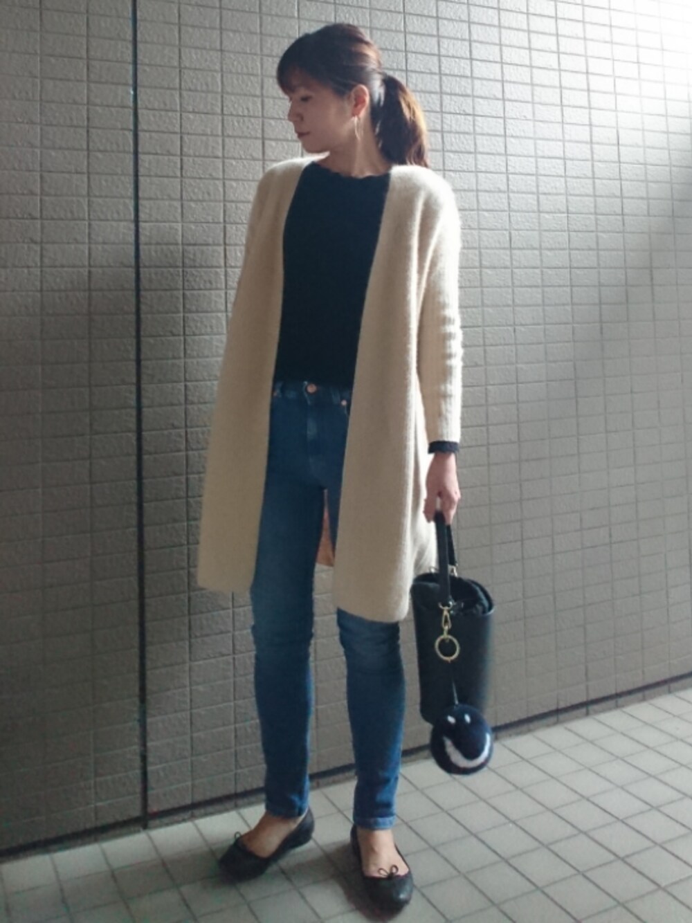 「カジュアルコーデ、大人カジュアル、カーディガン、ロングカーディガン、ニット、デニムパンツ、スキニーデニム、バケツバッグ、ファーチャーム、バレエシューズ」｜「ODETTE E ODILEのOFM バレリーナ CT10（バレエシューズ、ブラック系）」を使った、akaneさん（レディース・165cm）の秋コーディネートの1枚目の写真