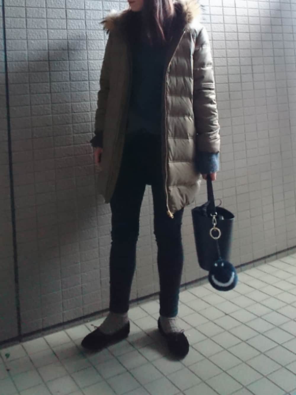 「大人カジュアル、ダウンコート、タートルネック、デニムパンツ、ブラックスキニー、UNIQLO、バケツバッグ、ポンポン、靴下、バレエシューズ」｜「Deuxieme Classeの◆カナディアンダック リバーシブルダウン（ダウンジャケット/コート、グリーン系）」を使った、akaneさん（レディース・165cm）の冬コーディネートの1枚目の写真