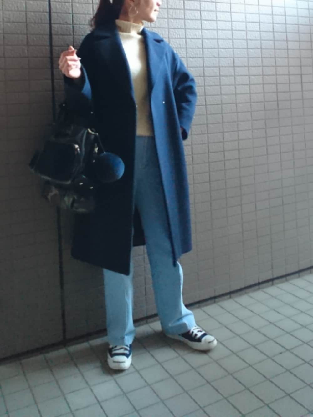 「シンプル、チェスターコート、オーバーサイズ、ハイネックニット、デニムパンツ、ワイドデニム、トートバッグ、スニーカー、コンバース、ジャックパーセル」｜「Hurley の【HARLEY OF SCOTLAND】Shaggy turtle knit（ニット/セーター、ホワイト系）」を使った、akaneさん（レディース・165cm）の冬コーディネートの1枚目の写真