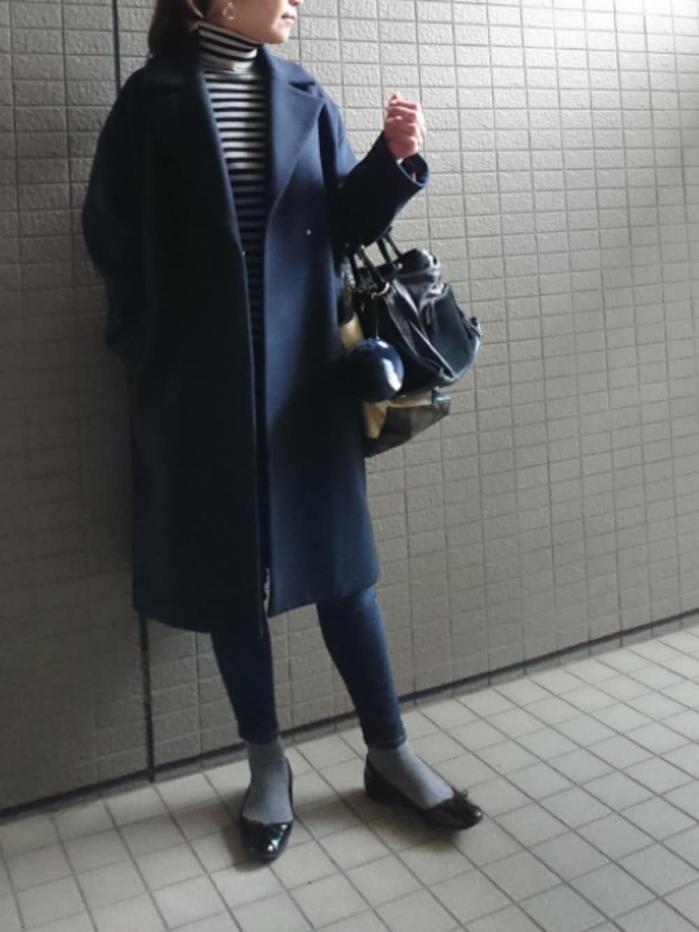 「シンプル、チェスターコート、オーバーサイズ、タートルネックニット、ボーダー、デニムパンツ、スキニーデニム、無印良品、トートバッグ、バレエシューズ」｜「IENAの《予約》MANTECO オーバーチェスターコート◆（チェスターコート、ブルー系）」を使った、akaneさん（レディース・165cm）の冬コーディネートの1枚目の写真