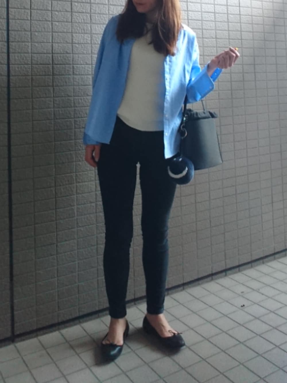 「シンプル、シャツ、ブルーシャツ、ZARA、リブニット、FRAY I.D、ブラックスキニー、UNIQLO、バケツバッグ、バレエシューズ」｜「SLOBE IENAの《予約》PELLETTERIA VENETA ショルダーバッグ◆（ショルダーバッグ、ブラック系）」を使った、akaneさん（レディース・165cm）の春コーディネートの1枚目の写真