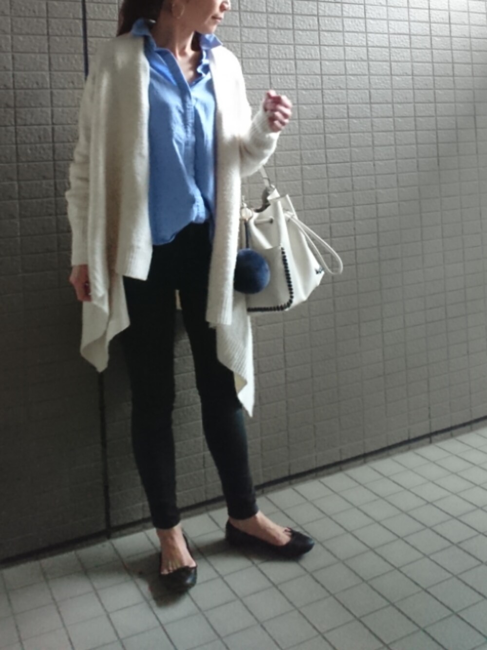 「シンプル、カーディガン、シャツ、青シャツ、トートバッグ、ZARA、デニムパンツ、黒スキニー、UNIQLO、バレエシューズ」｜「ODETTE E ODILEのOFM バレリーナ CT10（バレエシューズ、ブラック系）」を使った、akaneさん（レディース・165cm）の春コーディネートの1枚目の写真