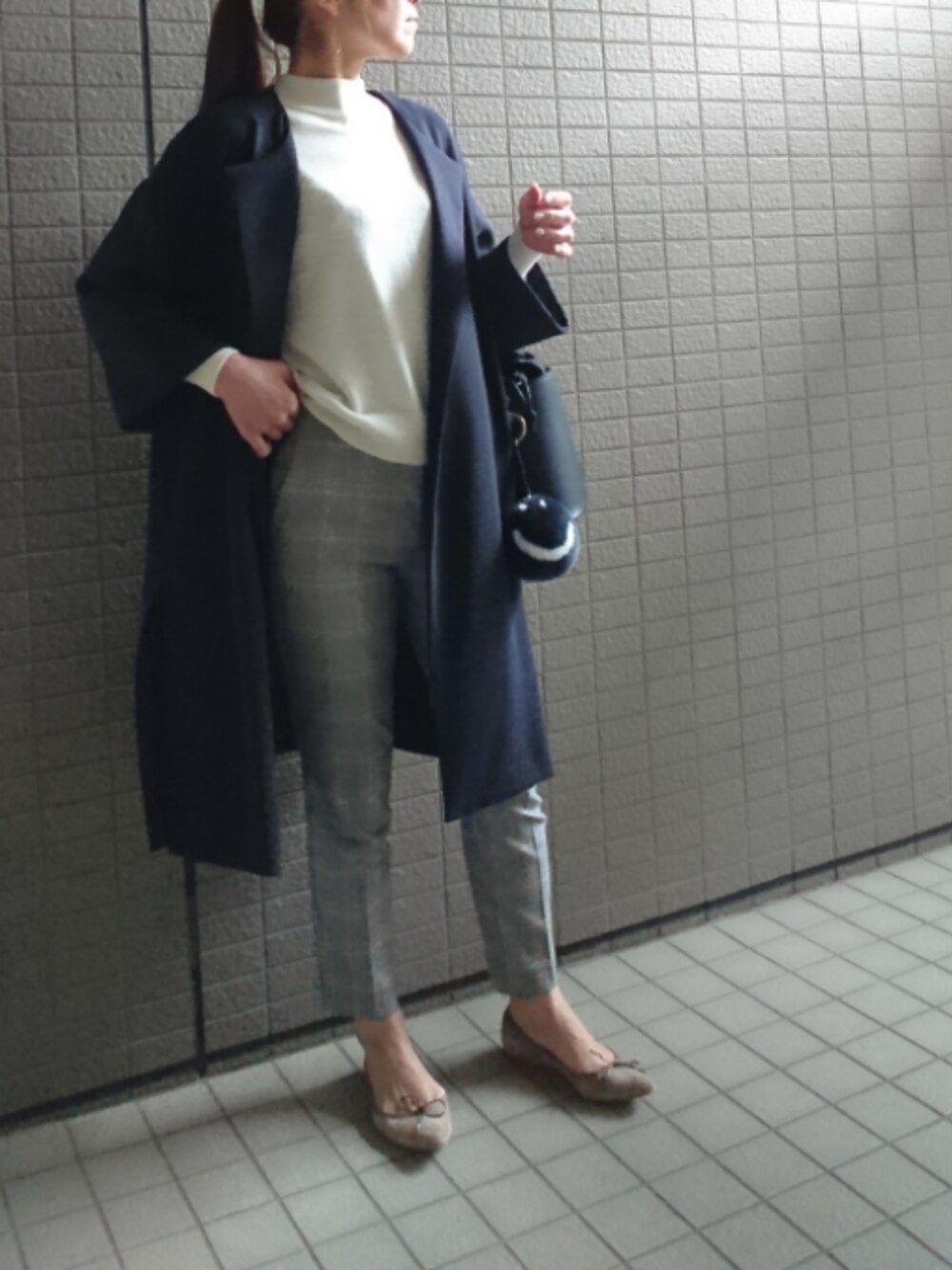 「シンプルコーデ、ガウンコート、noble、ハイネックニット、チェックパンツ、ZARA、バケツバッグ、バレエシューズ、STATUS」｜「URBAN RESEARCHのウォッシャブルボトルネックニット（ニット/セーター、ホワイト系）」を使った、akaneさん（レディース・165cm）の春コーディネートの1枚目の写真