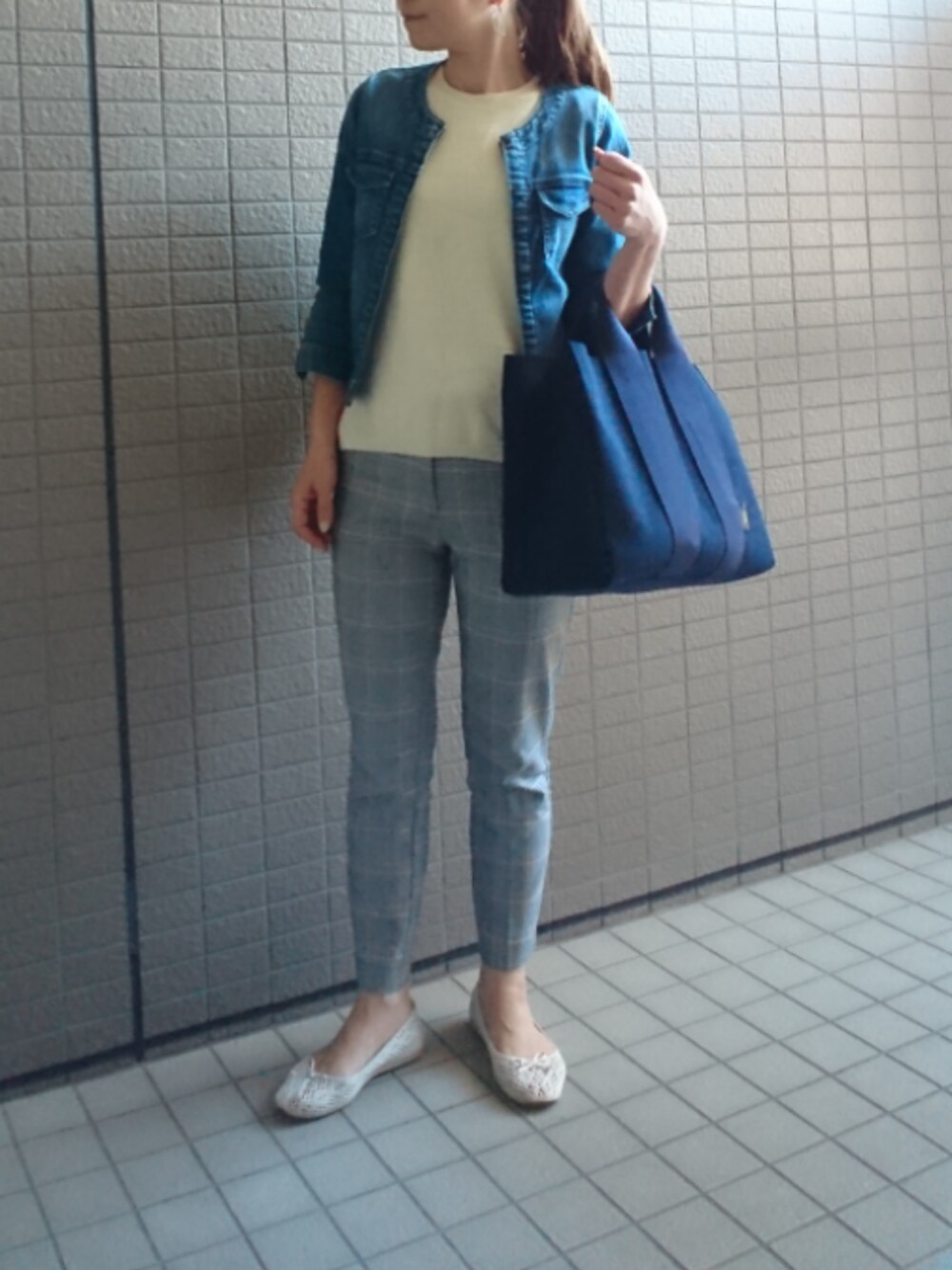 「シンプル、Gジャン、デニムジャケット、ノーカラージャケット、ノースリーブニット、チェックパンツ、ZARA、トートバッグ、バレエシューズ」｜「Spick & SpanのストレッチデニムZIPブルゾン◆（デニムジャケット、ブルー系）」を使った、akaneさん（レディース・165cm）の春コーディネートの1枚目の写真