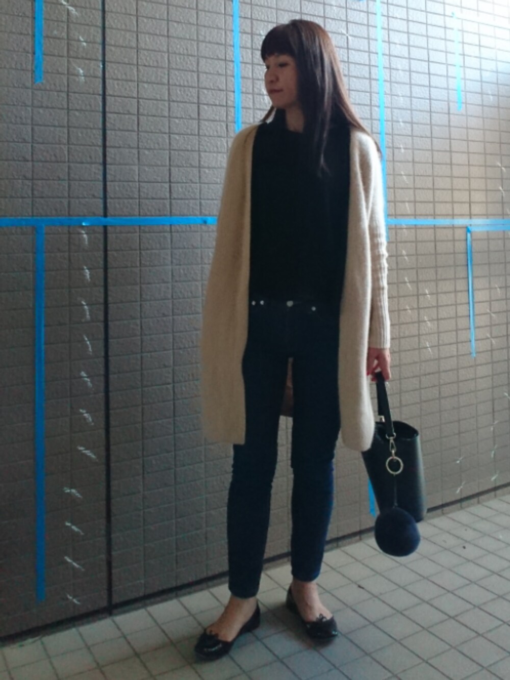「シンプル、休日スタイル、カーディガン、ロングカーディガン、ブラウス、URBAN RESEARCH、デニムパンツ、A.P.C.、バケツバッグ、バレエシューズ」｜「Spick & SpanのAIRLY FUR KNIT カタアゼ カーディガン◆（カーディガン/ボレロ、ホワイト系）」を使った、akaneさん（レディース・165cm）の春コーディネートの1枚目の写真