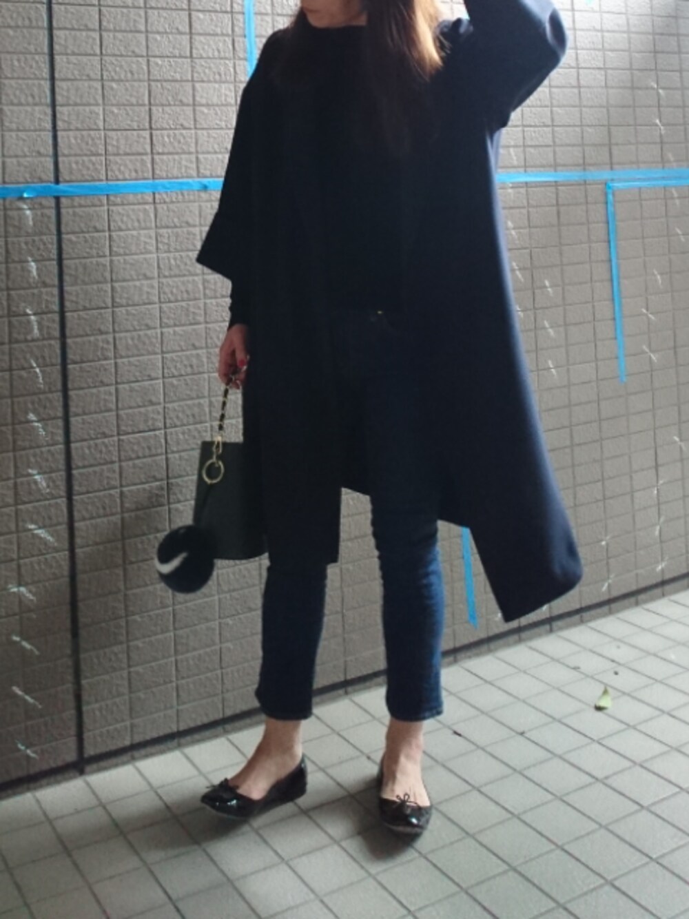 「シンプルコーデ、休日スタイル、ガウンコート、noble、ハイネックニット、UNIQLO、デニムパンツ、スキニーデニム、バケツバッグ、バレエシューズ」｜「Deuxieme Classeの《予約》 JUST FIT DENIM（デニムパンツ、ブルー系）」を使った、akaneさん（レディース・165cm）の春コーディネートの1枚目の写真