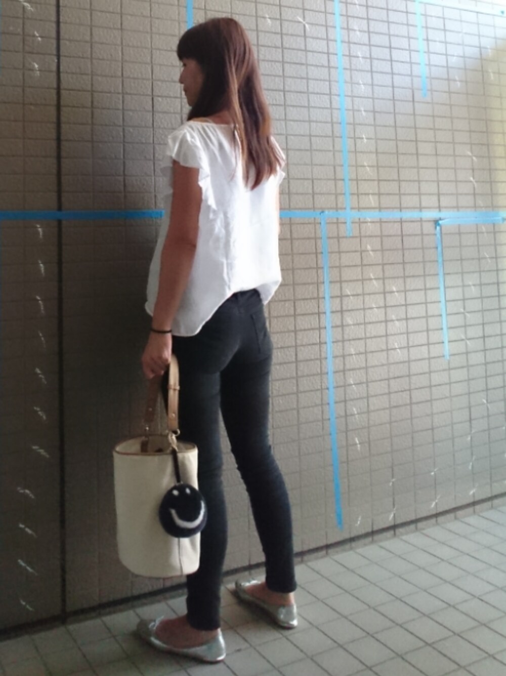 「大人カジュアル、シンプル、ブラウス、フリルスリーブ、デニムパンツ、黒スキニー、UNIQLO、バケツバッグ、キャンバスバッグ、バレエシューズ」｜「FRAMeWORKの≪予約≫フレンチリネンフリルスリーブブラウス◆（シャツ/ブラウス、ホワイト系）」を使った、akaneさん（レディース・165cm）の夏コーディネートの1枚目の写真