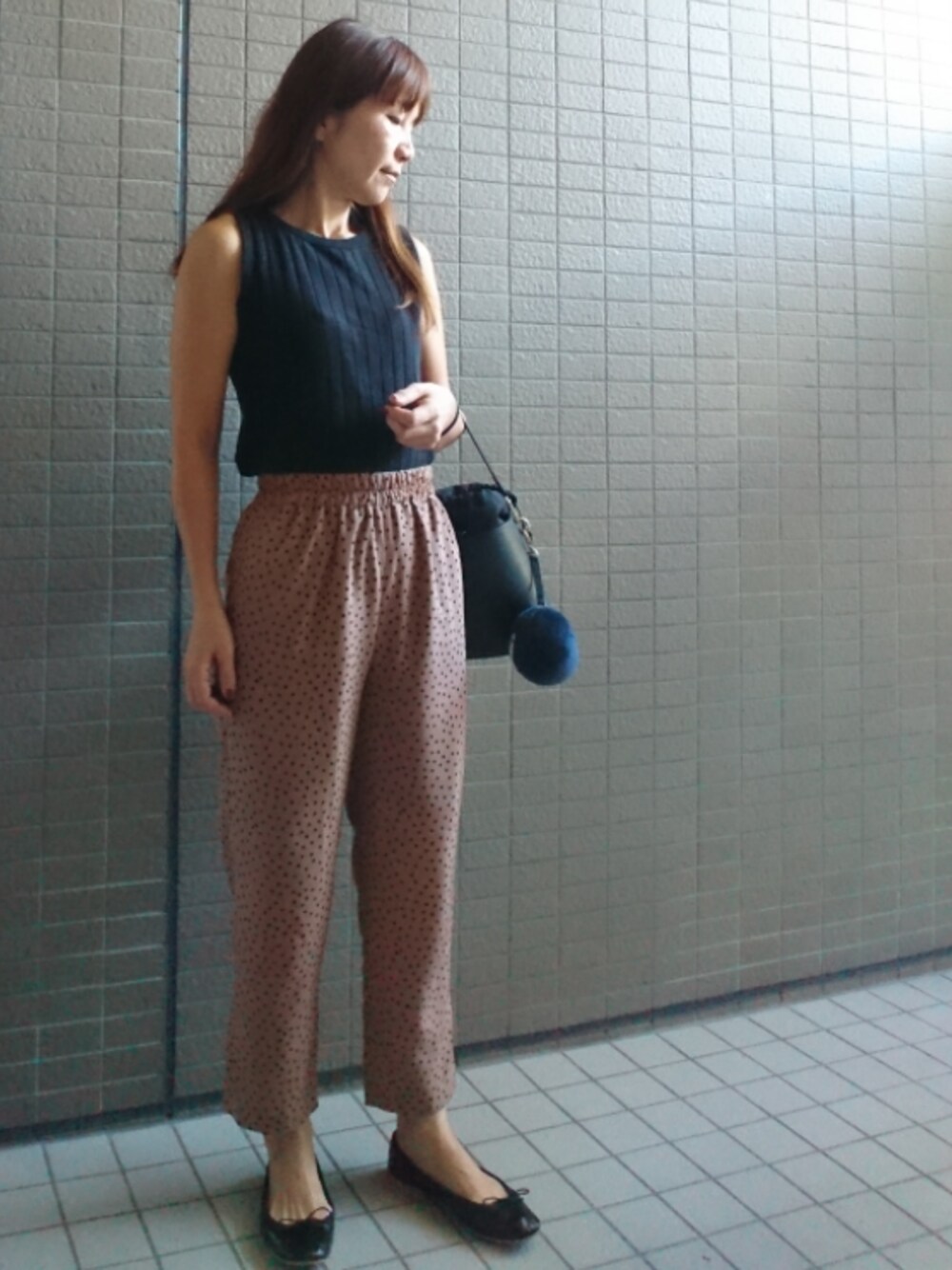 「大人カジュアル、ノースリーブ、リブニット、ドットパンツ、サテンパンツ、エリオポール(HELIOPOLE)、バケツバッグ、ポンポン、バレエシューズ、porselli」｜「URBAN RESEARCH DOORS WOMENSのDOORS 針抜きフライスノースリーブ（Tシャツ/カットソー、ブラック系）」を使った、akaneさん（レディース・165cm）の秋コーディネートの1枚目の写真