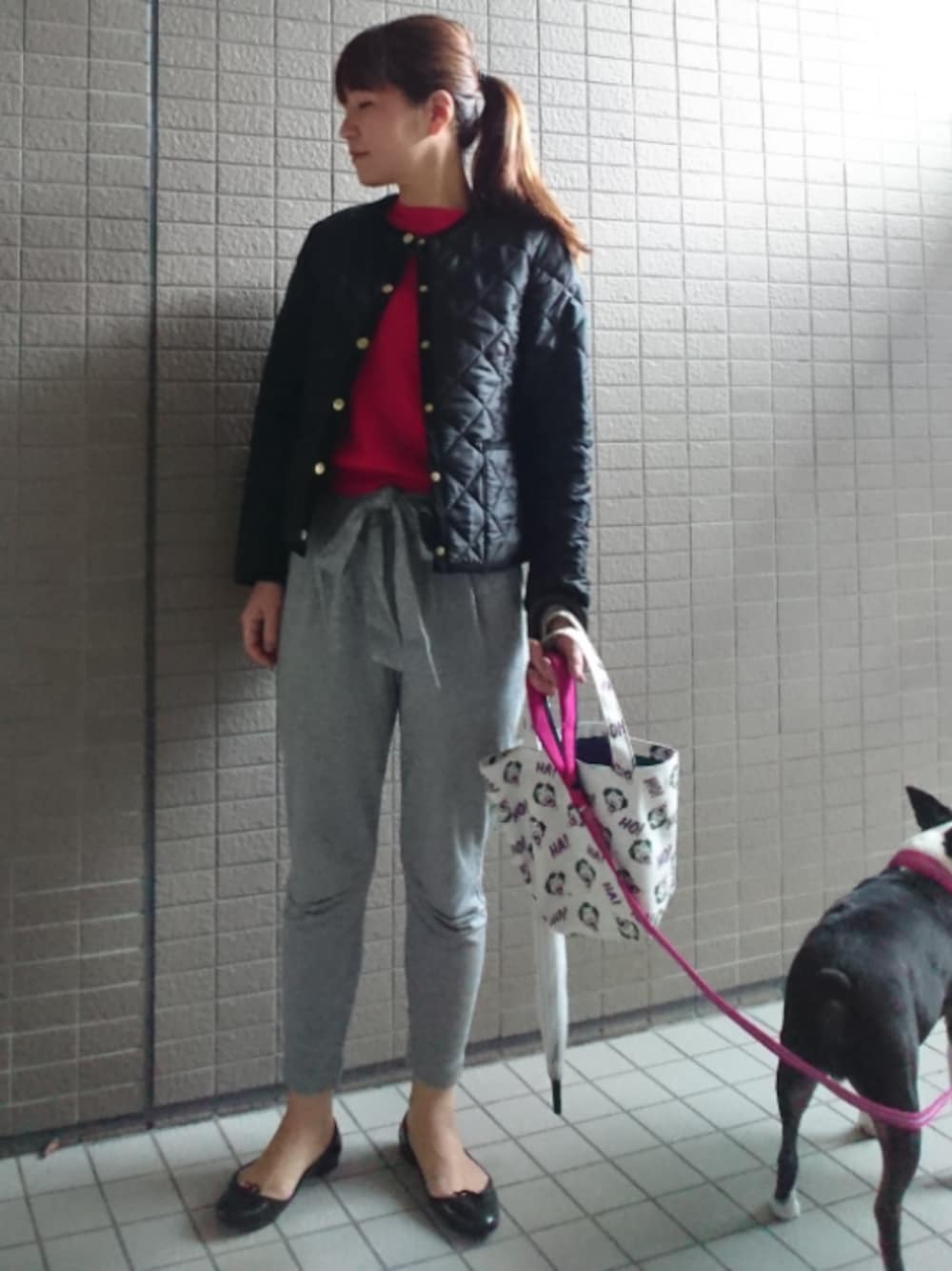 「ノーカラージャケット、キルティングジャケット、トラディショナルウェザーウエア、赤ニット、スエットパンツ、ジャージーパンツ、トートバッグ、バレエシューズ、repetto、ボストンテリア」｜「URBAN RESEARCHのコットンシルクアンサンブルニット（ニット/セーター、レッド系）」を使った、akaneさん（レディース・165cm）の秋コーディネートの1枚目の写真