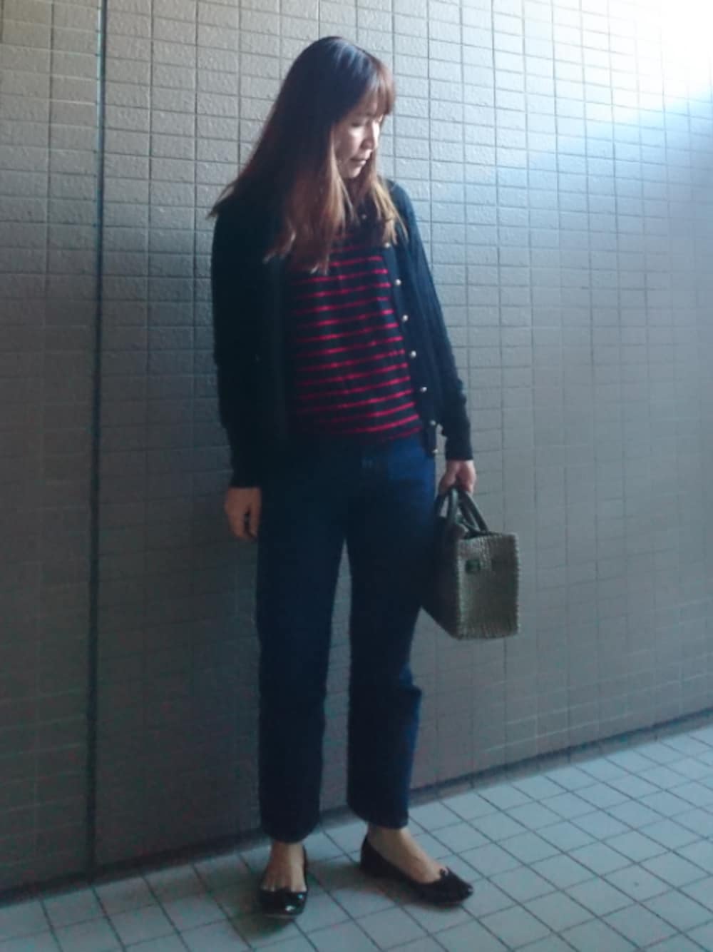 「パンツスタイル、カーディガン、IENA、ニット、ボーダー、UNIQLO、デニムパンツ、かごバッグ、かごバーキン、バレエシューズ」｜「IENAのセルビッチハイライズデニムパンツ◆（デニムパンツ、ブルー系）」を使った、akaneさん（レディース・165cm）の秋コーディネートの1枚目の写真