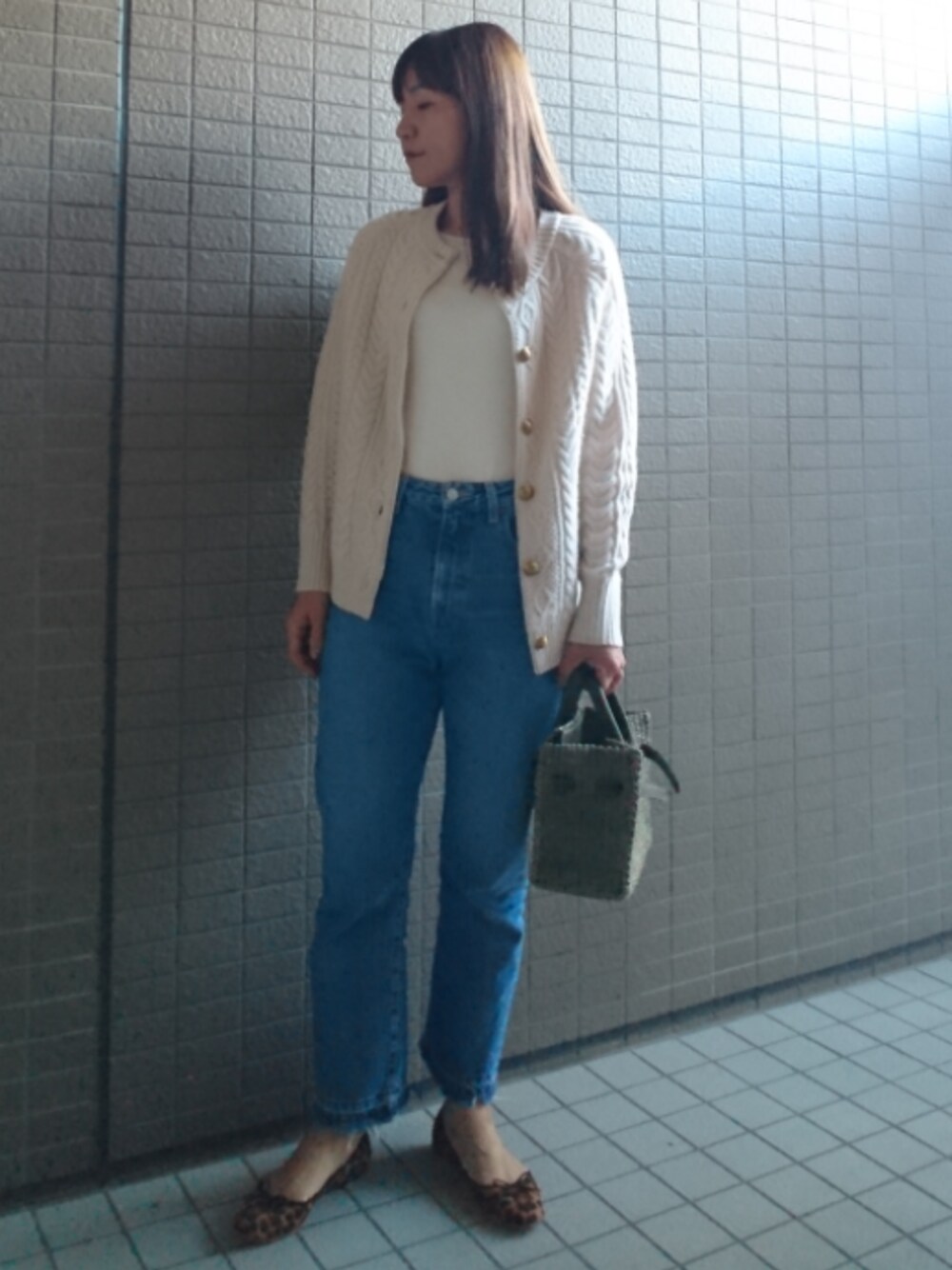 「カジュアルコーデ、オトナ女子、カーディガン、リブニット、FRAY I.D、デニムパンツ、かごバッグ、かごバーキン、バレエシューズ、レオパード」｜「SHIPSのレオパードバレエシューズ◇（バレエシューズ、イエロー系）」を使った、akaneさん（レディース・165cm）の秋コーディネートの1枚目の写真