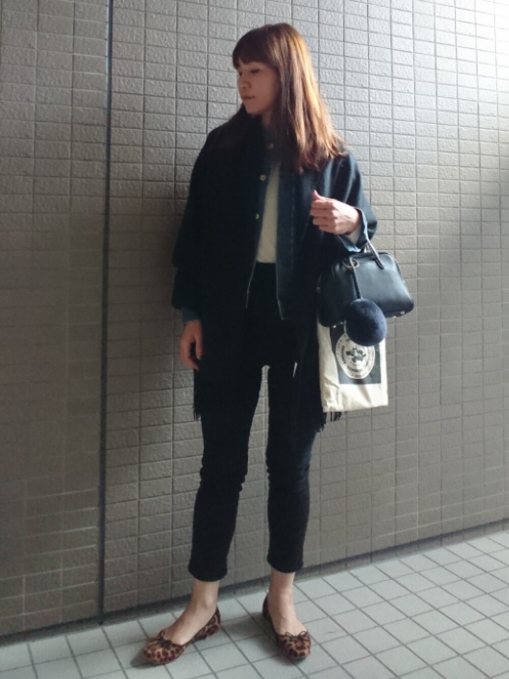 「大人カジュアル、Gジャン、ノーカラージャケット、リブニット、IENA、デニムパンツ、黒スキニー、ミニボストン、バレエシューズ、レオパード」｜「Spick & Spanの*ORIGINAL STOLE カシミヤ大判ストール◆（ストール/ショール、ブラック系）」を使った、akaneさん（レディース・165cm）の秋コーディネートの1枚目の写真