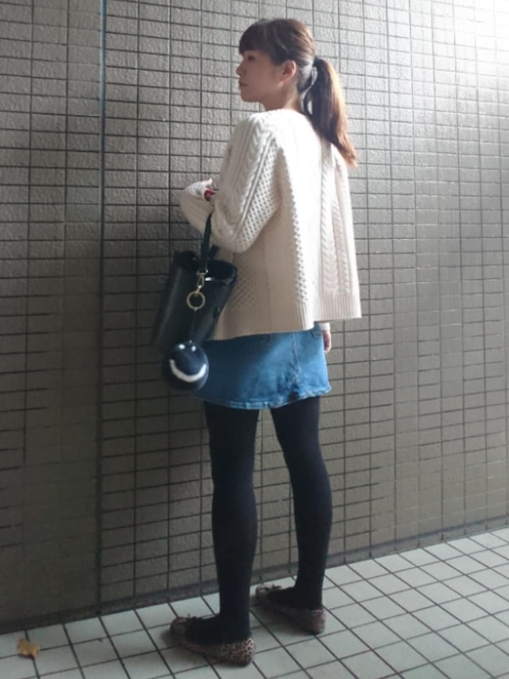 「シンプル、カーディガン、リブニット、デニムスカート、ミニスカート、ZARA、バケツバッグ、タイツ、バレエシューズ、レオパード」｜「IENAの《追加2》ハイゲージ6*3リブ Vネックプルオーバー◆（ニット/セーター、ブラック系）」を使った、akaneさん（レディース・165cm）の秋コーディネートの1枚目の写真