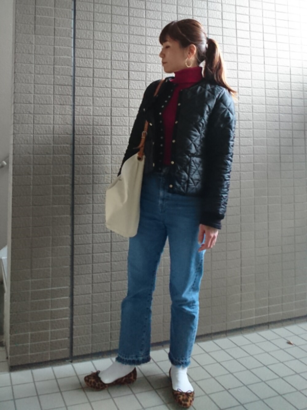 「パンツスタイル、キルティングジャケット、Traditional Weatherwear、カーディガン、agnes b.、タートルネックニット、デニムパンツ、snidel、トートバッグ、バレエシューズ」｜「Dot＆Stripes CHILD WOMANのラメプレーティング リブタートル（ニット/セーター、ピンク系）」を使った、akaneさん（レディース・165cm）の冬コーディネートの1枚目の写真