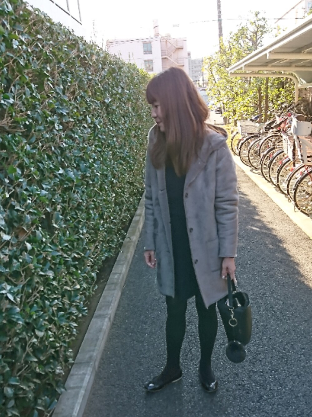 「オトナ女子、ムートンコート、ニット、セットアップ、ニットスカート、snidel、バケツバッグ、タイツ、バレエシューズ、porselli」｜「SHIPSの《予約》 フェイクムートンフードコート◆（ムートンコート、グレー系）」を使った、akaneさん（レディース・165cm）の冬コーディネートの1枚目の写真