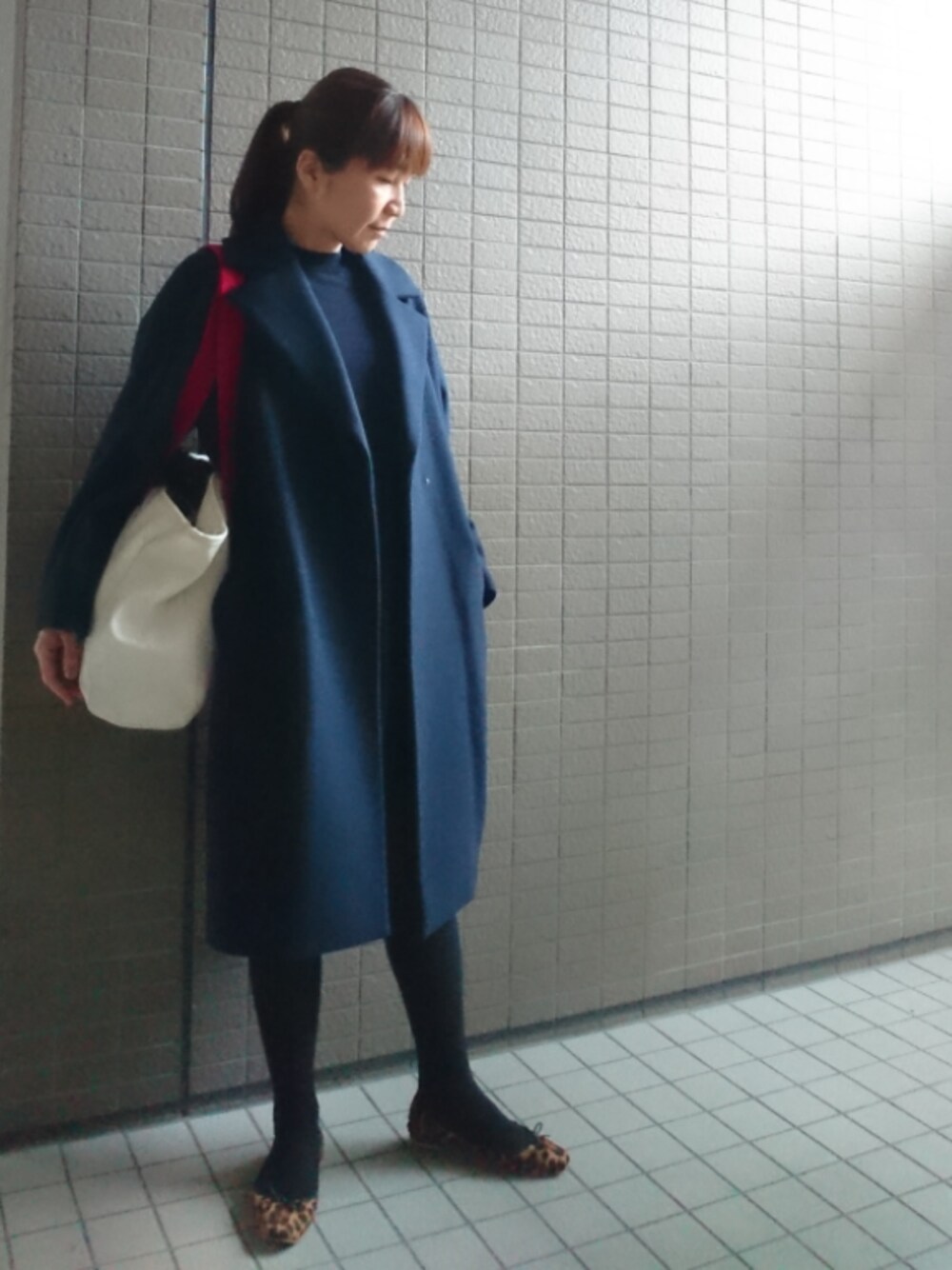 「休日スタイル、チェスターコート、オーバーサイズ、ハイネック、ワンピース、トートバッグ、agnes b.、タイツ、バレエシューズ、レオパード」｜「IENAの《予約》MANTECO オーバーチェスターコート◆（チェスターコート、ブルー系）」を使った、akaneさん（レディース・165cm）の冬コーディネートの1枚目の写真