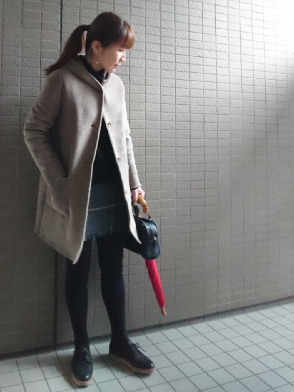 「シンプル、オトナ女子、ムートンコート、タートルネック、UNIQLO、ミニスカート、チェックスカート、dholic、ミニボストン、レースアップシューズ」｜「SHIPSの《予約》 フェイクムートンフードコート◆（ムートンコート、グレー系）」を使った、akaneさん（レディース・165cm）の春コーディネートの1枚目の写真