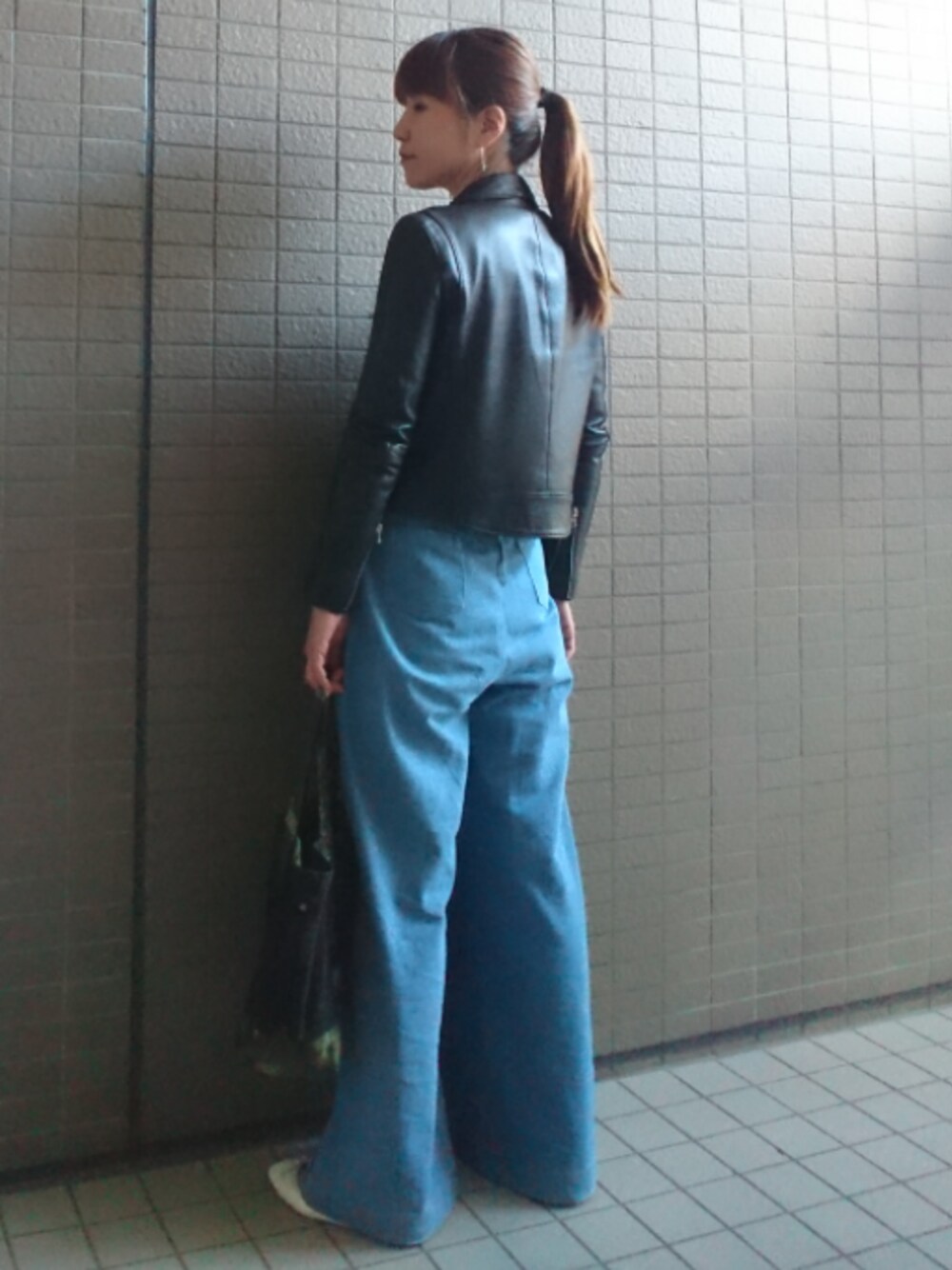 「春コーデ、シンプル、パンツスタイル、ライダース、リブニット、FRAY I.D、デニムパンツ、ワイドパンツ、トートバッグ、バレエシューズ」｜「STUDIOUSの【WEB限定】STUDIOUS ソフトラムダブルライダース（ライダースジャケット、ブラック系）」を使った、akaneさん（レディース・165cm）の春コーディネートの1枚目の写真