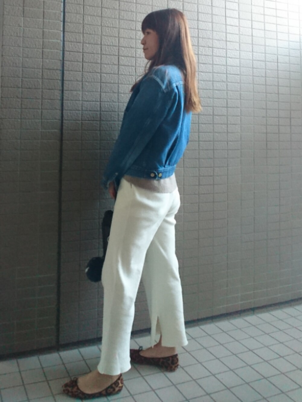 「パンツスタイル、Gジャン、ノーカラージャケット、IENA、ハイネックニット、UNIQLO、リブパンツ、バケツバッグ、バレエシューズ、レオパード」｜「SHIPSのジャージーテレコパンツ◆（その他パンツ、ホワイト系）」を使った、akaneさん（レディース・165cm）の春コーディネートの1枚目の写真