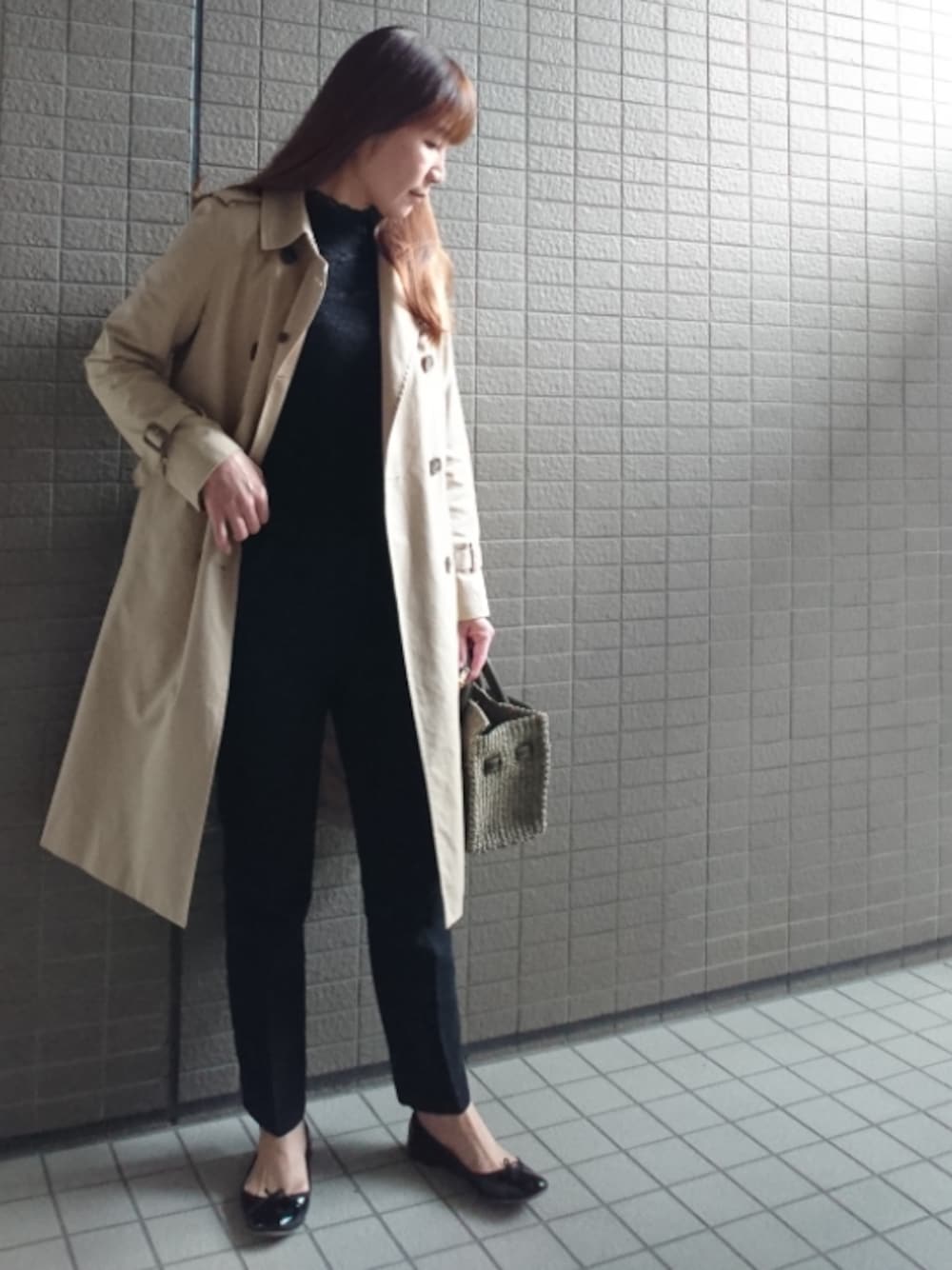 「パンツスタイル、トレンチコート、ハイネック、レーストップス、スラックス、かごバッグ、かごバーキン、バレエシューズ、シンプル、オトナカジュアル」｜「SLOBE IENAのロングトレンチコート◆（トレンチコート、ベージュ系）」を使った、akaneさん（レディース・165cm）の春コーディネートの1枚目の写真