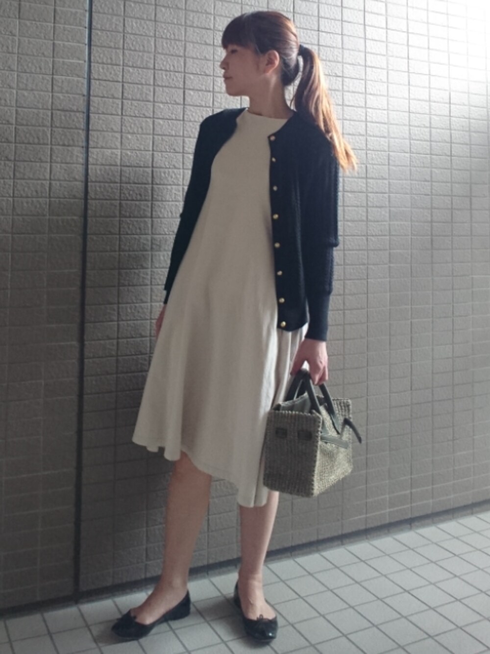 「シンプル、休日スタイル、リラックススタイル、オトナ女子、カーディガン、ワンピース、ミディ丈、かごバッグ、かごバーキン、バレエシューズ」｜「IENAのカラーフレアーワンピース◆（ワンピース、ベージュ系）」を使った、akaneさん（レディース・165cm）の春コーディネートの1枚目の写真