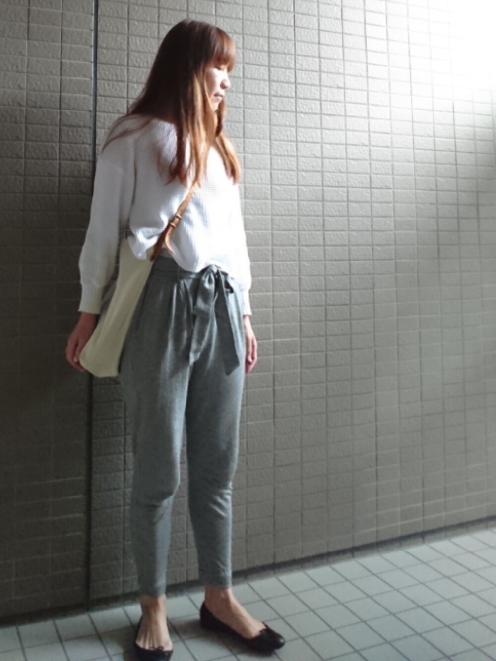 「休日スタイル、パンツスタイル、オトナ女子、ワッフル、ジャージーパンツ、リボンパンツ、トートバッグ、ショルダーバッグ、バレエシューズ、repetto」｜「FRAMeWORKのワッフルショートプルオーバー◆（ニット/セーター、ホワイト系）」を使った、akaneさん（レディース・165cm）の春コーディネートの1枚目の写真