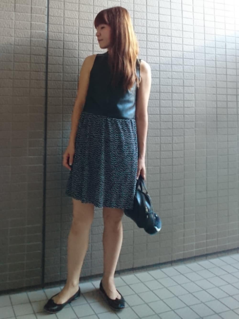 「オトナ女子、休日スタイル、ワンピース、フェイクレザー、プリーツスカート、ドット、ZARA、ミニボストン、バレエシューズ、porselli」｜「SHIPSのスマイルファーチャーム◇（キーホルダー、ブルー系）」を使った、akaneさん（レディース・165cm）の春コーディネートの1枚目の写真