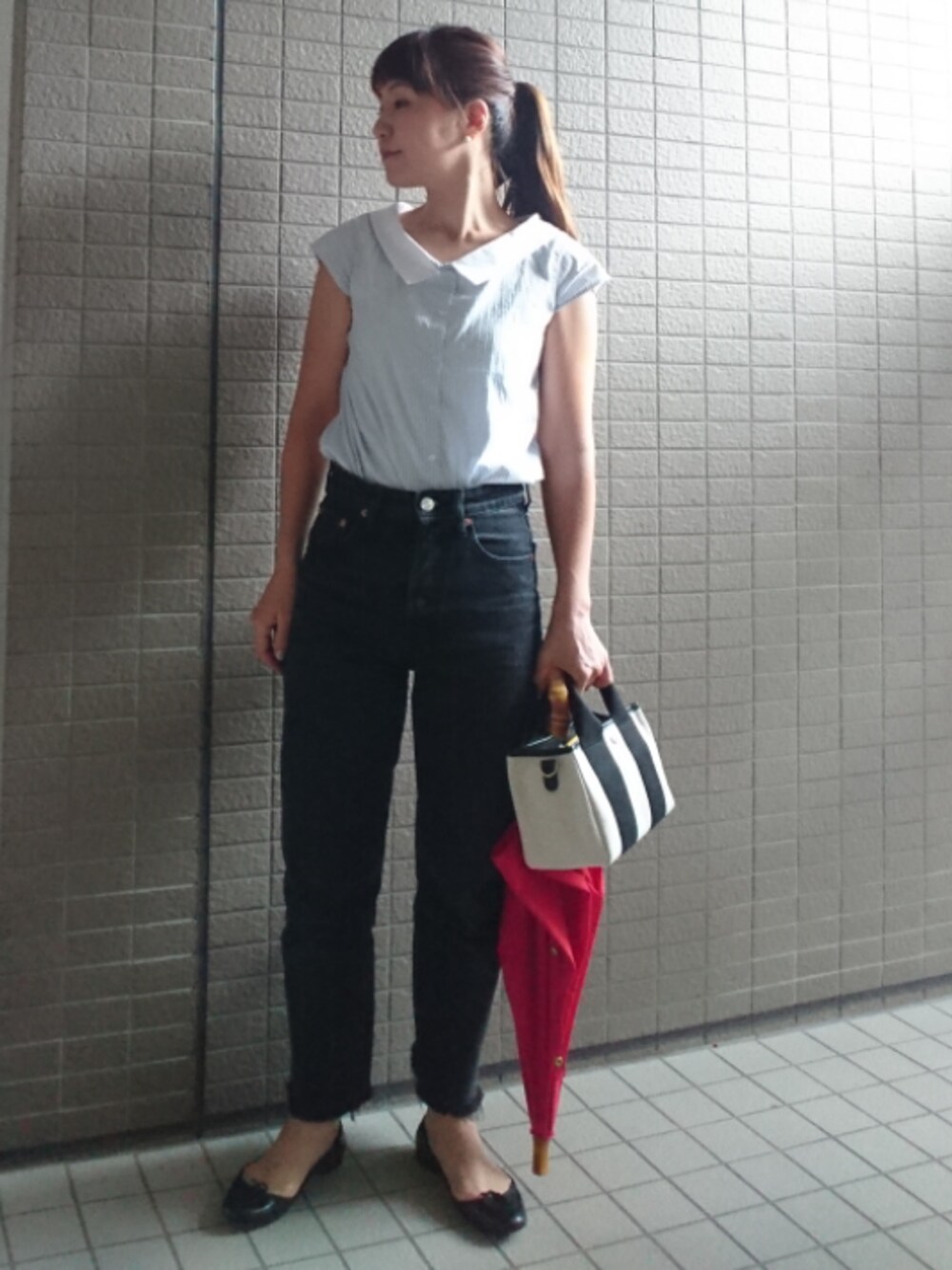 「シンプル、パンツスタイル、ブラウス、カラーシャツ、デニムパンツ、ZARA、トートバッグ、ミニトート、バレエシューズ、repetto」｜「IENAの《予約》デザインカラーシャツブラウス◆（シャツ/ブラウス、ブルー系）」を使った、akaneさん（レディース・165cm）の夏コーディネートの1枚目の写真