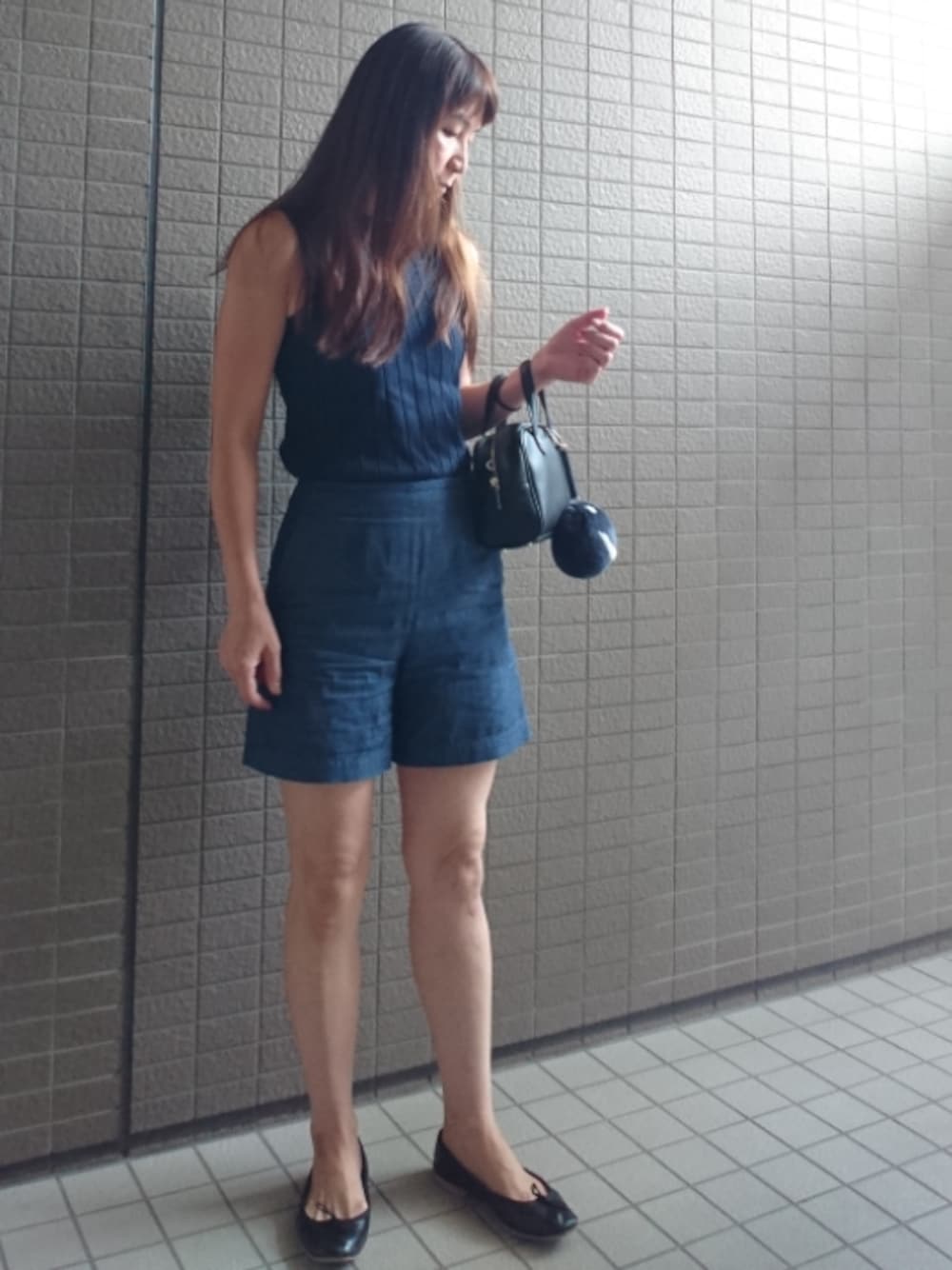 「シンプル、オトナ女子、リブニット、ノースリーブ、YOUNG & OLSEN The DRYGOODS STORE、ショートパンツ、ミニボストン、ポンポン、バレエシューズ、porselli」｜「IENAのYOUNG＆OLSEN  リブノースリーブTシャツ◆（Tシャツ/カットソー、ブルー系）」を使った、akaneさん（レディース・165cm）の夏コーディネートの1枚目の写真