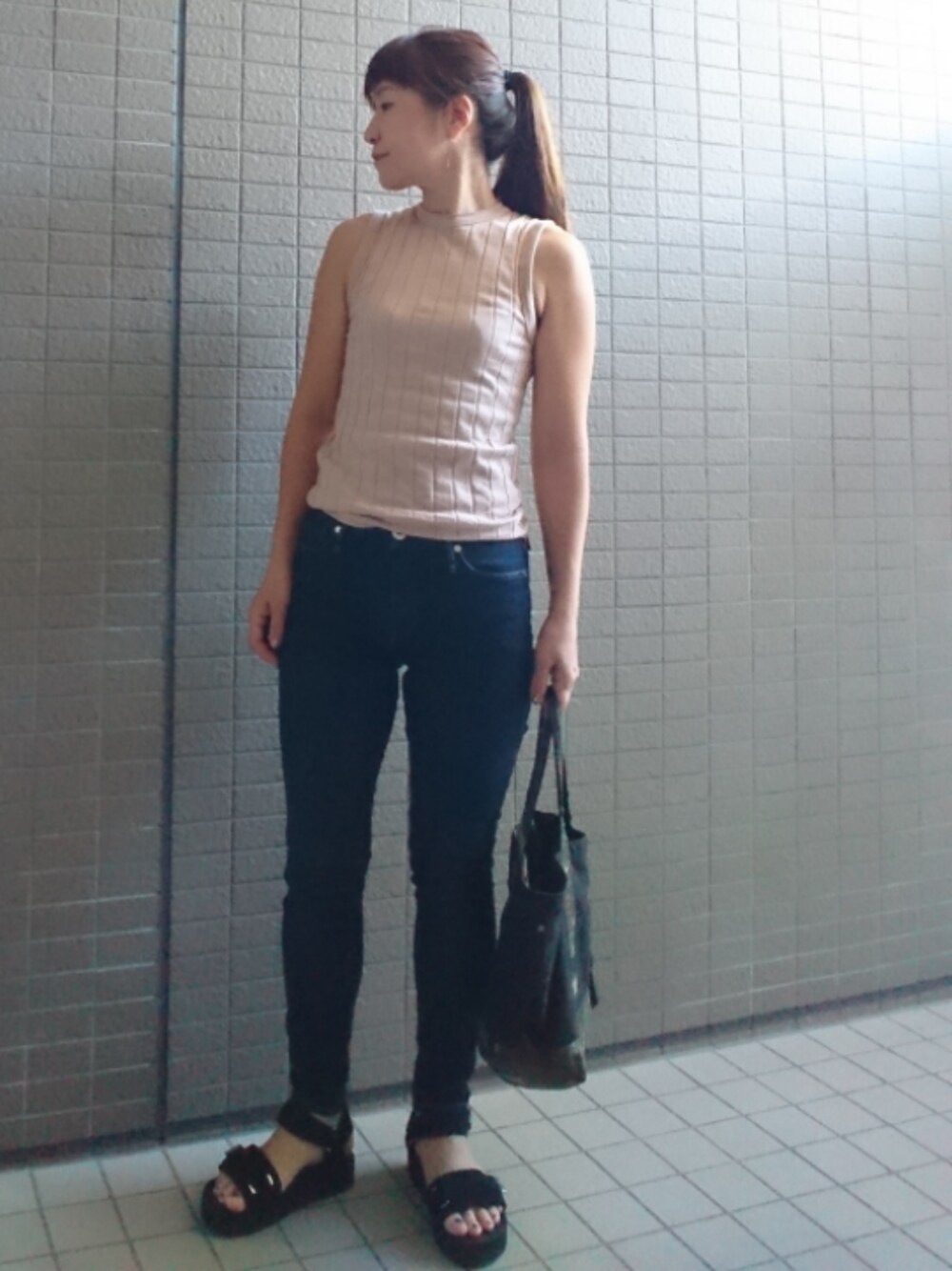 「パンツスタイル、ノースリーブ、リブニット、YOUNG & OLSEN The DRYGOODS STORE、デニムパンツ、スキニーデニム、upper hights、トートバッグ、サンダル、suicoke」｜「TOMORROWLAND の【別注】YOUNG&OLSEN×TOMORROWLAND コットンワイドリブ バックレースノースリーブプルオーバー（Tシャツ/カットソー、ベージュ系）」を使った、akaneさん（レディース・165cm）の夏コーディネートの1枚目の写真
