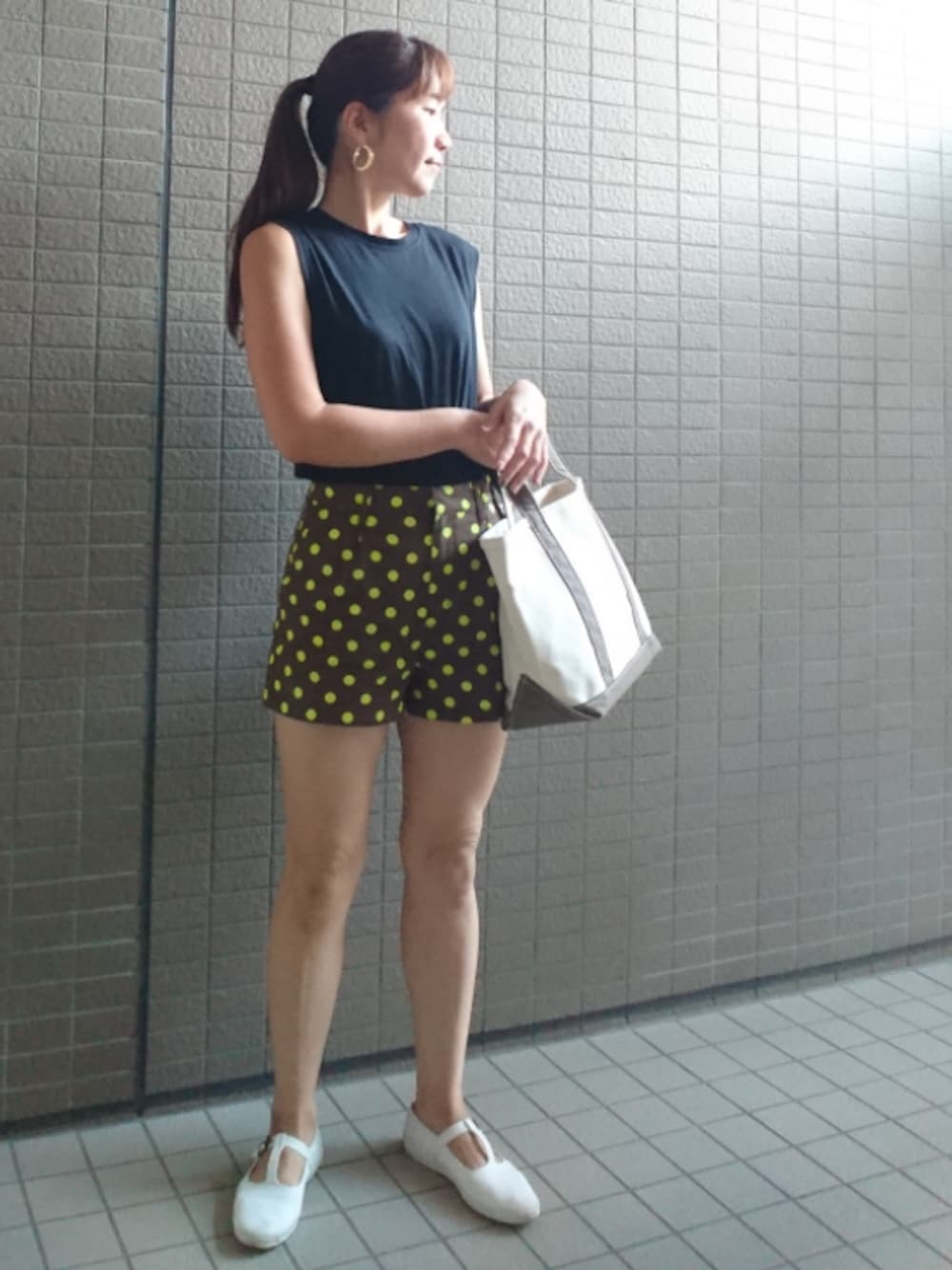 「休日スタイル、ノースリーブ、Tシャツ、ZARA、ショートパンツ、ドット、トートバッグ、LL.Bean、スニーカー、keds」｜「X-girlのPRINTED SHORTS（その他パンツ、ブラウン系）」を使った、akaneさん（レディース・165cm）の夏コーディネートの1枚目の写真
