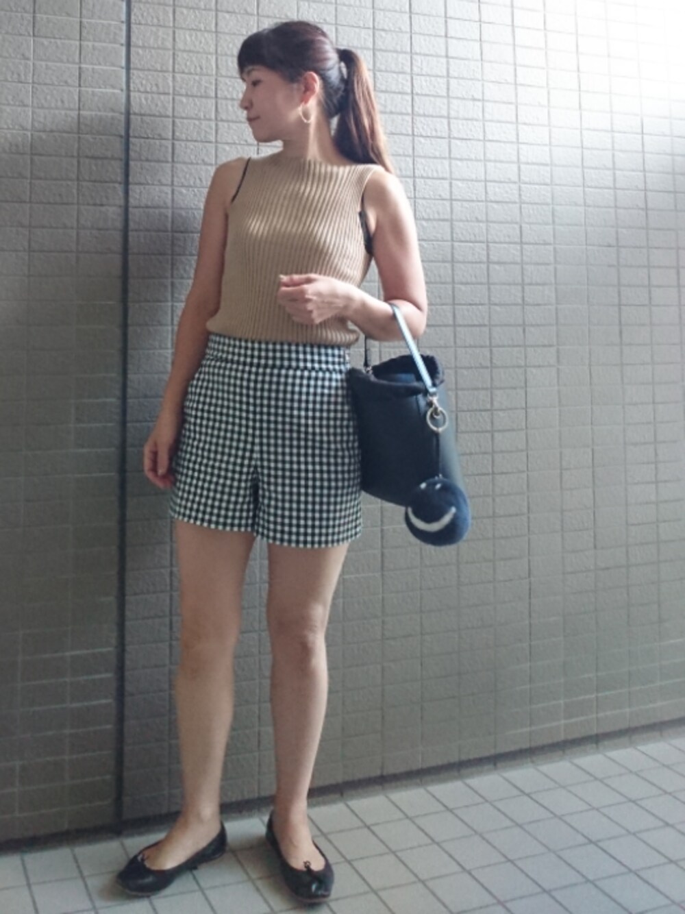 「シンプル、ノースリーブ、リブニット、ショートパンツ、ギンガムチェック、ZARA、バケツバッグ、ファーチャーム、バレエシューズ、porselli」｜「TODAYFULのボートネックリブタンクトップ（タンクトップ、ブラウン系）」を使った、akaneさん（レディース・165cm）の夏コーディネートの1枚目の写真