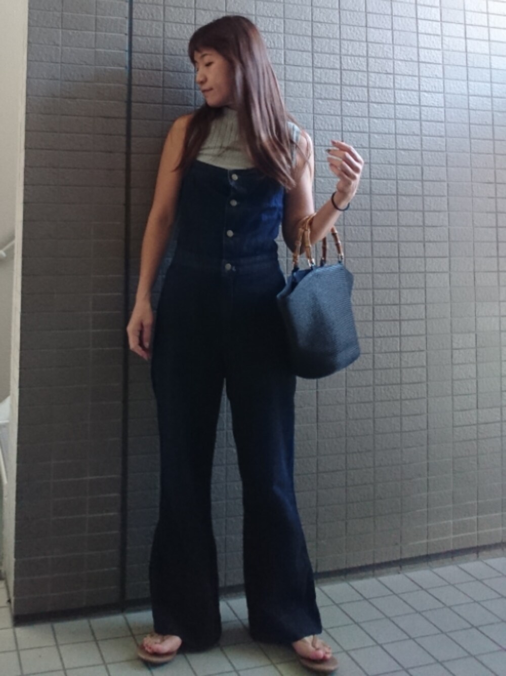 「休日スタイル、パンツスタイル、リブニット、ノースリーブ、ハイネック、サロペット、オーバーオール、かごバッグ、サンダル、TKEES」｜「NANO universeのカットリブノースリプルオーバー（ニット/セーター、グレー系）」を使った、akaneさん（レディース・165cm）の夏コーディネートの1枚目の写真
