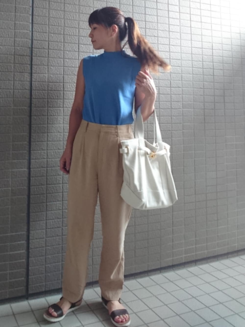 「パンツスタイル、ノースリーブ、リブニット、ハイネック、ストレートパンツ、noble、トートバッグ、SITA PARANTICA、サンダル、シンプル」｜「Mila Owenのサイドスリットノースリーブハイネックニット（ニット/セーター、ブルー系）」を使った、akaneさん（レディース・165cm）の夏コーディネートの1枚目の写真