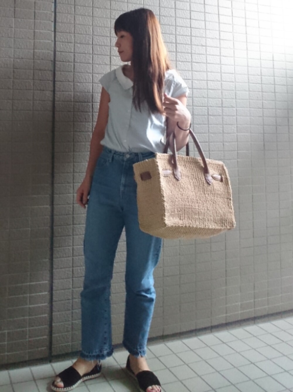「パンツスタイル、ブラウス、ストライプ、デニムパンツ、ストレートデニム、snidel、かごバッグ、サンダル、オープントゥ、シンプル」｜「IENAの《予約》デザインカラーシャツブラウス◆（シャツ/ブラウス、ブルー系）」を使った、akaneさん（レディース・165cm）の秋コーディネートの1枚目の写真
