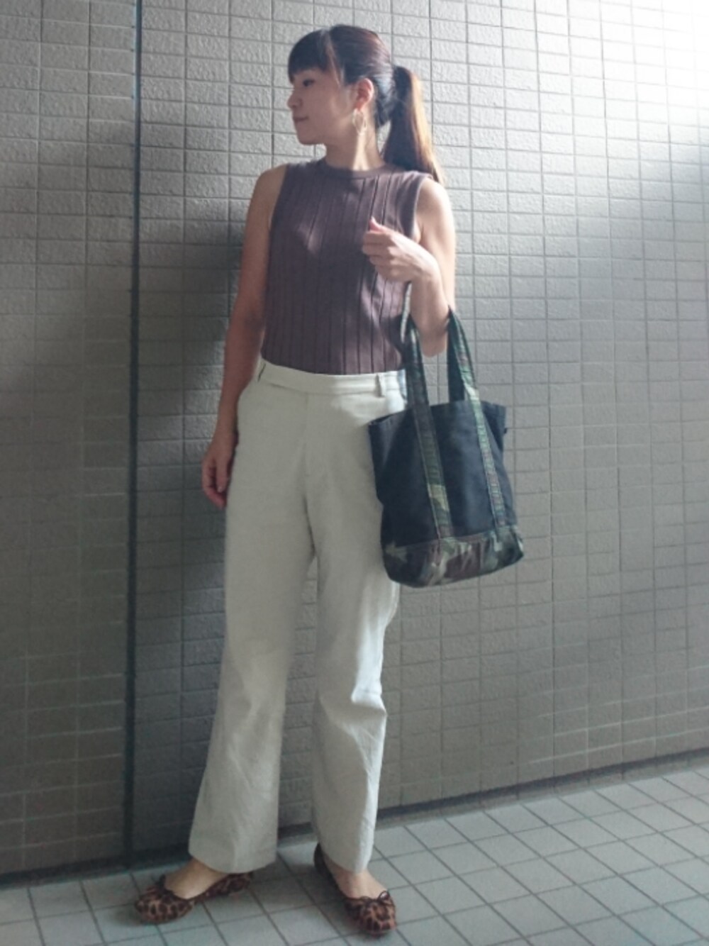 「パンツスタイル、シンプル、ノースリーブ、リブニット、YOUNG & OLSEN The DRYGOODS STORE、フレアパンツ、リネンパンツ、トートバッグ、バレエシューズ、レオパード」｜「IENAのVimpets キャンバスカモトートバッグM（トートバッグ、ブラック系）」を使った、akaneさん（レディース・165cm）の秋コーディネートの1枚目の写真