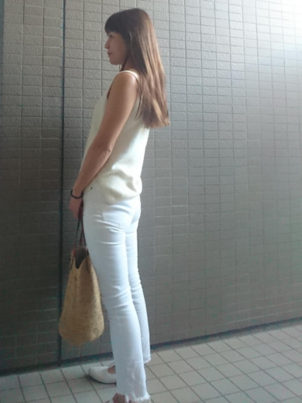 「パンツスタイル、ノースリーブ、ノースリーブニット、デニムパンツ、スキニーデニム、ホワイトパンツ、かごバッグ、スニーカー、スリッポン、keds」｜「Mila Owenのアシンメトリーヘムスキニーデニムパンツ（デニムパンツ、ホワイト系）」を使った、akaneさん（レディース・165cm）の秋コーディネートの1枚目の写真