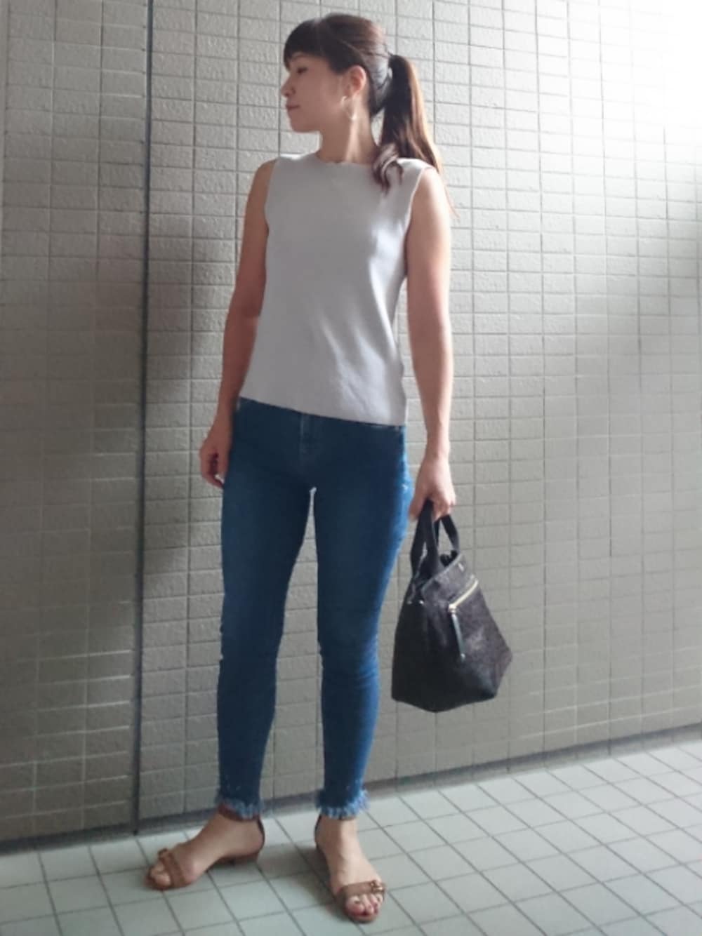 「パンツスタイル、シンプル、ノースリーブ、リブニット、デニムパンツ、スキニーデニム、トートバッグ、レオパード、サンダル、アンクルストラップ」｜「YANUKのYANUK アンクル スキニーパンツ PATRICIA (パトリシア) /57191046（デニムパンツ、ブルー系）」を使った、akaneさん（レディース・165cm）の秋コーディネートの1枚目の写真