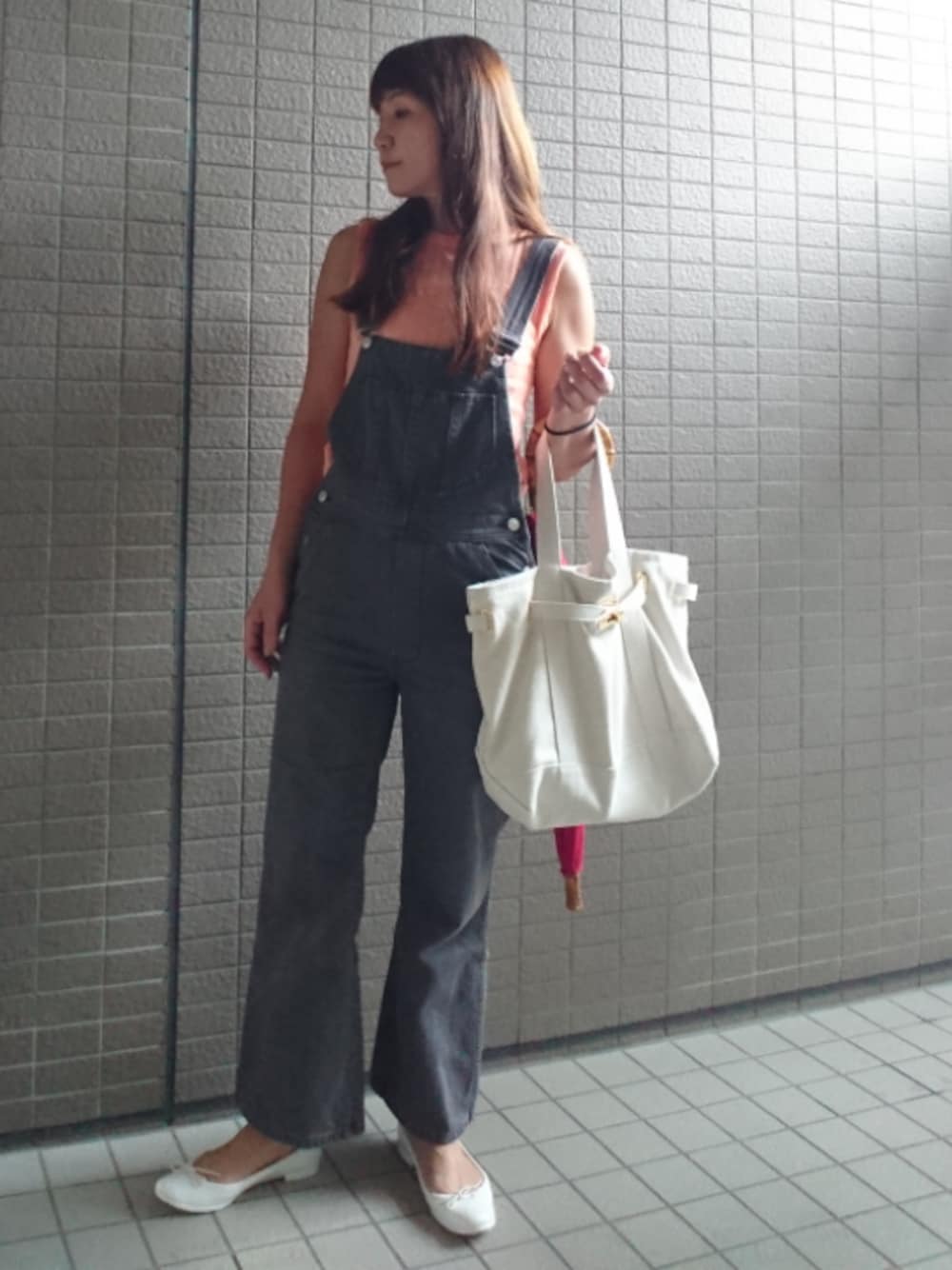 「パンツスタイル、休日スタイル、ノースリーブ、リブニット、オーバーオール、サロペット、トートバッグ、SITA PARANTICA、バレエシューズ、Traditional Weatherwear」｜「Mila Owenのシガレットセンタープレスオーバーオール（サロペット/オーバーオール、グレー系）」を使った、akaneさん（レディース・165cm）の秋コーディネートの1枚目の写真