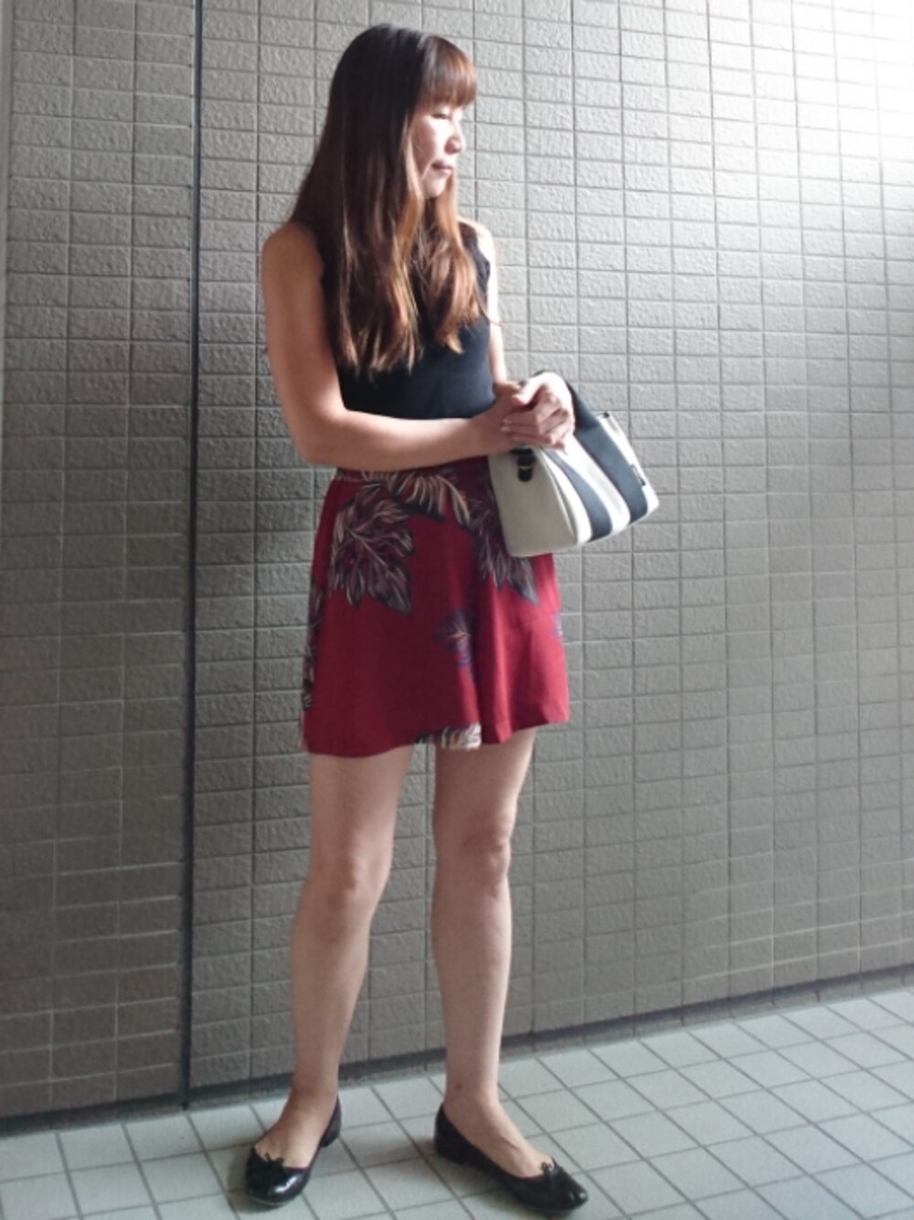 「オトナカジュアル、シンプル、オトナ女子、ノースリーブ、リブニット、ショートパンツ、キュロット、トートバッグ、ミニトート、バレエシューズ」｜「FRAY I.Dのスカラップニットトップス（ニット/セーター、ブラック系）」を使った、akaneさん（レディース・165cm）の秋コーディネートの1枚目の写真