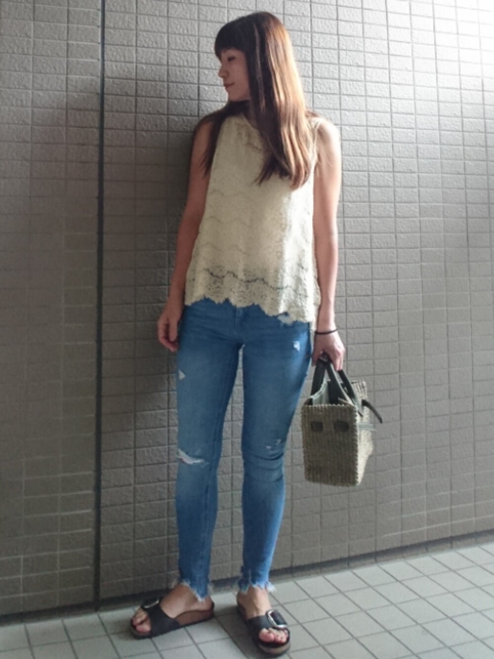 「パンツスタイル、ノースリーブ、レーストップス、デニムパンツ、スキニーデニム、ダメージデニムパンツ、ZARA、かごバッグ、サンダル、ビルケンシュトック」｜「SEAのかごバッグS（トートバッグ、グリーン系）」を使った、akaneさん（レディース・165cm）の秋コーディネートの1枚目の写真