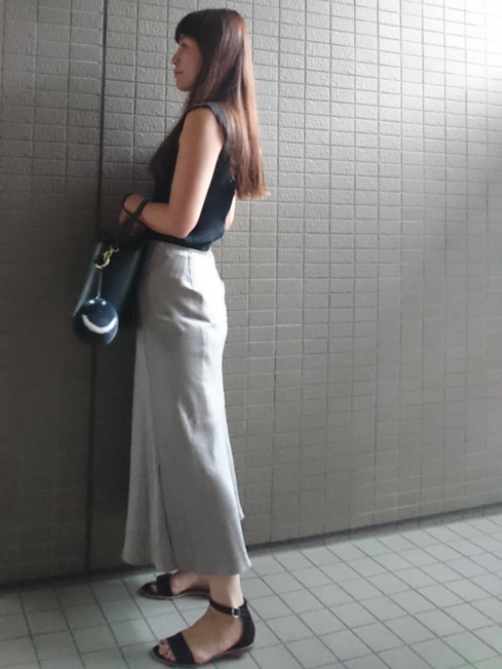 「シンプル、オトナ女子、リブニット、ノースリーブ、FRAY I.D、サテンスカート、IENA、バケツバッグ、ファーチャーム、サンダル」｜「SLOBE IENAの《予約》PELLETTERIA VENETA ショルダーバッグ◆（ショルダーバッグ、ブラック系）」を使った、akaneさん（レディース・165cm）の秋コーディネートの1枚目の写真