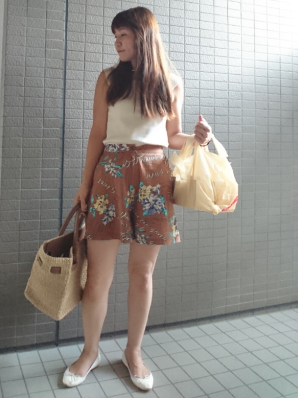 「シンプル、オトナカジュアル、オトナ女子、ノースリーブ、リブニット、ショートパンツ、キュロット、かごバッグ、かごバーキン、バレエシューズ」｜「CLANEのROUND SLEEVE KNIT TOPS（ニット/セーター、ホワイト系）」を使った、akaneさん（レディース・165cm）の秋コーディネートの1枚目の写真
