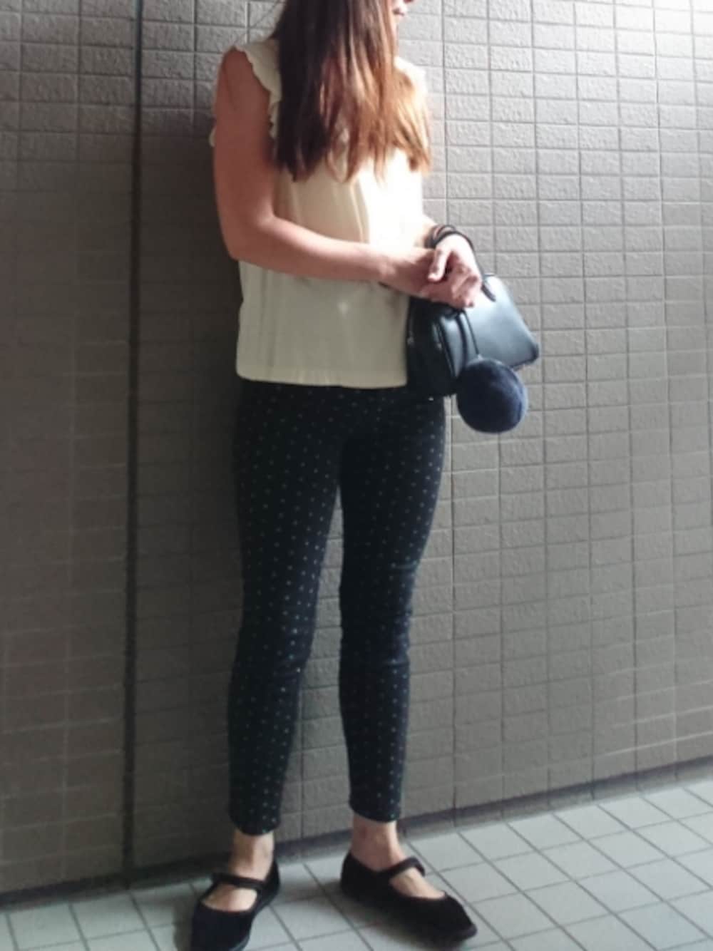 「休日スタイル、シンプル、ノースリーブブラウス、デニムパンツ、黒スキニー、ドット、ミニボストン、ファーチャーム、ワンストラップシューズ、drogheria Crivellini」｜「MOUSSYのCOLOR SKINNY PANTS（デニムパンツ、ブラック系）」を使った、akaneさん（レディース・165cm）の秋コーディネートの1枚目の写真