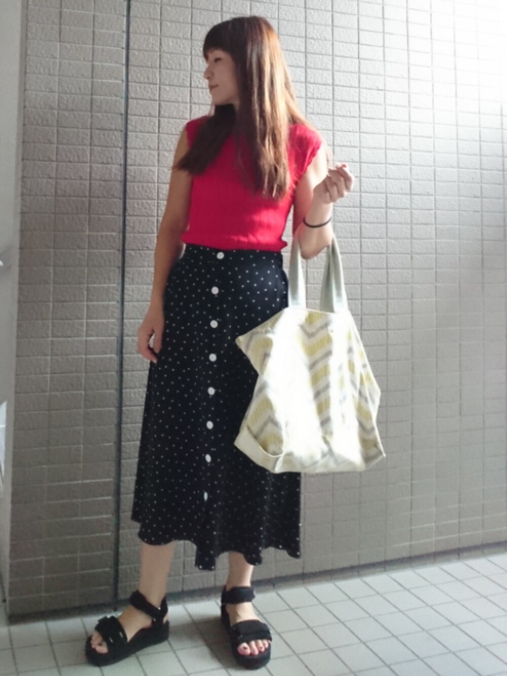 「休日スタイル、オトナ女子、買い出し、ノースリーブニット、ミディ丈スカート、サテンスカート、ドット、トートバッグ、サンダル、suicoke」｜「Supreme.La.La.の【美人百花掲載】スカシリブキャミソール（ニット/セーター、レッド系）」を使った、akaneさん（レディース・165cm）の秋コーディネートの1枚目の写真